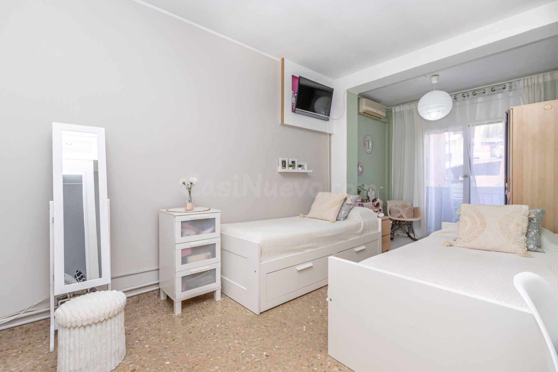 OPORTUNIDAD!! PISO CON DOS BALCONES PARA ENTRAR A VIVIR, FINCA DE SOLO DOS VECINOS  Y TERRAZA COMUNITARIA