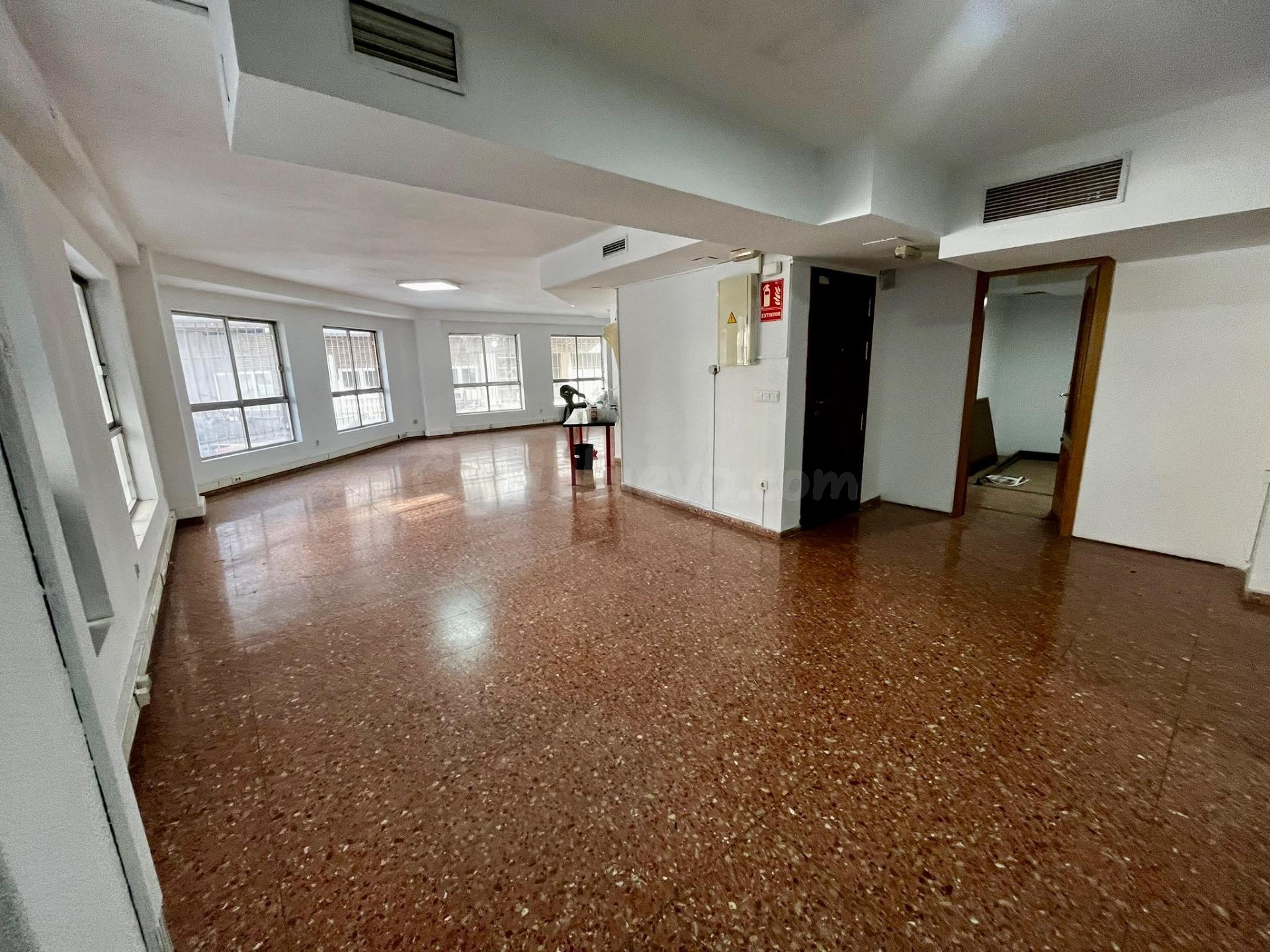 VENTA DE LOCAL COMERCIAL EN ENTREPLANTA DE GRAN DIMENSIÓN