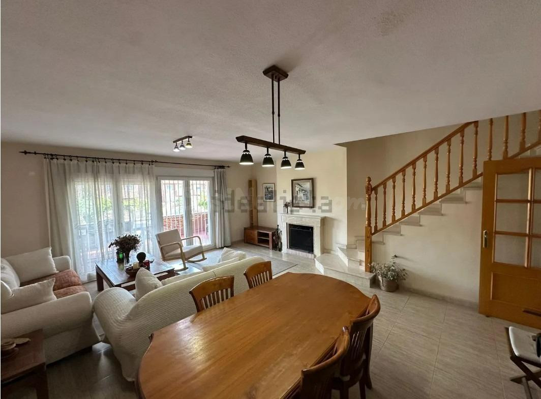 ALQUILER DE ESTUPENDO CHALET ADOSADO DE 4 PLANTAS ZONA CIUDAD JARDIN