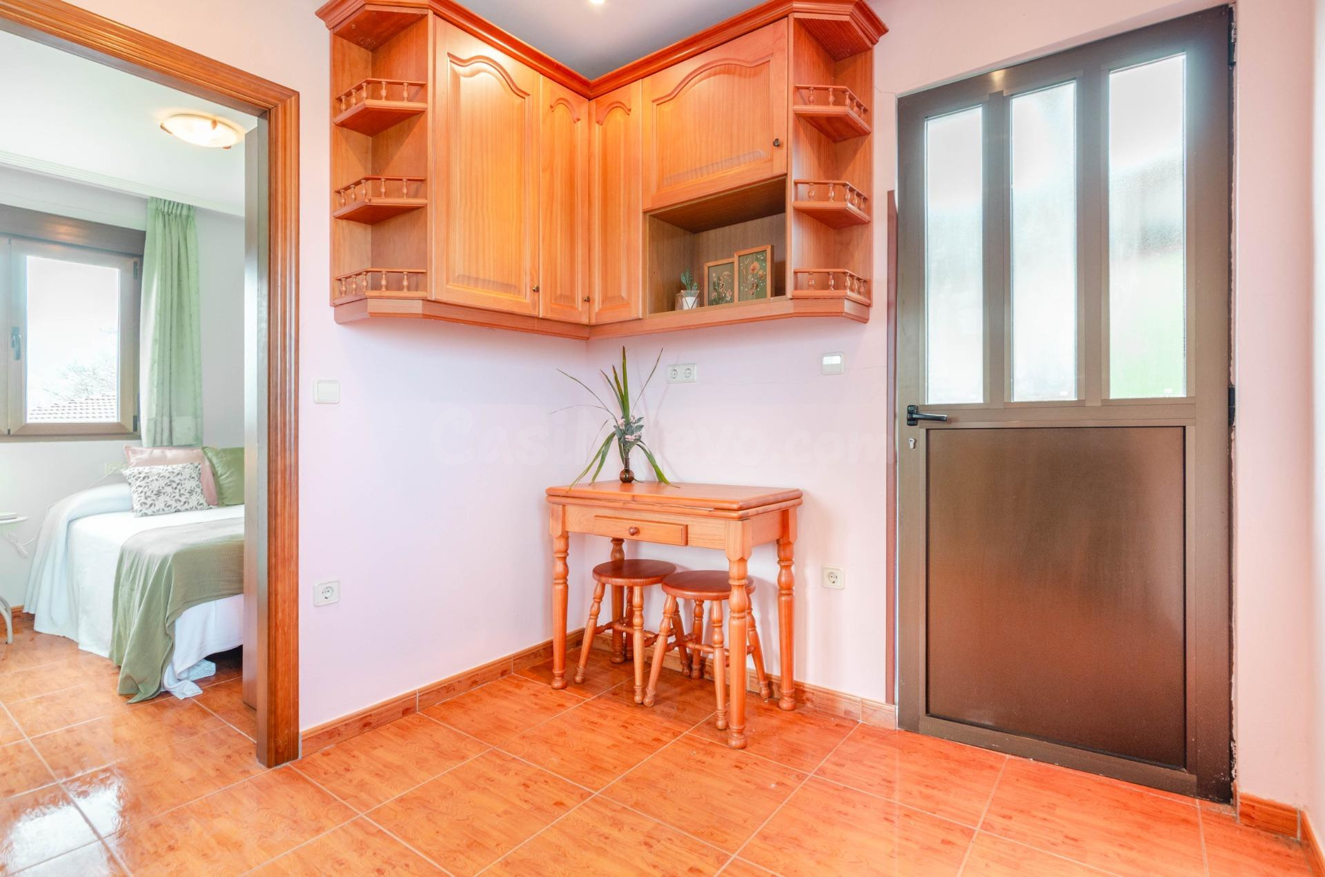 Casa con potencial en Traveséu, a 2 km de Nava - foto 2