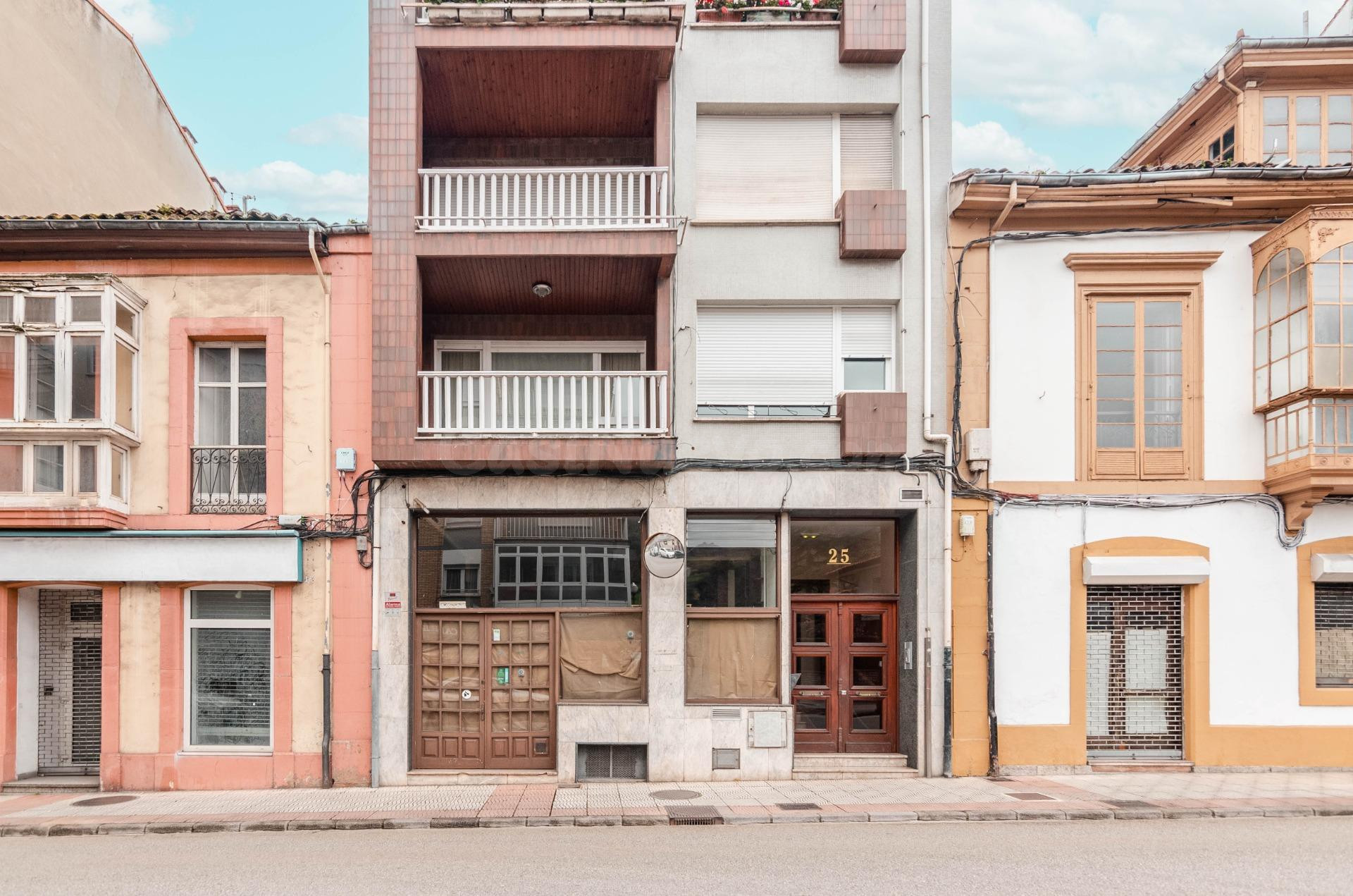 Amplio local en el corazón de Villaviciosa, junto al Ayuntam