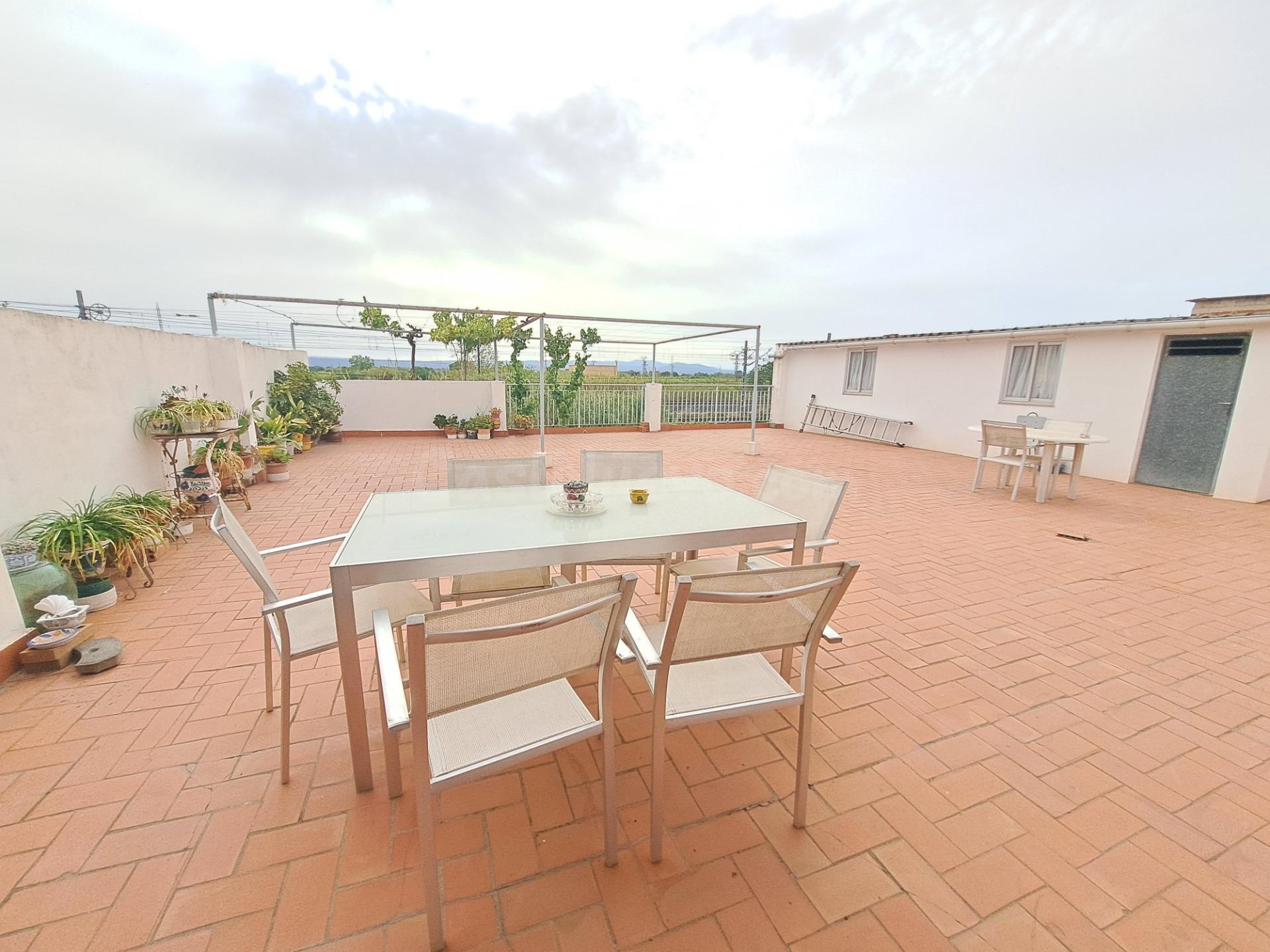 ¡Gran casa en Carcaixent, con terraza, jardín y garaje para 10 coches!