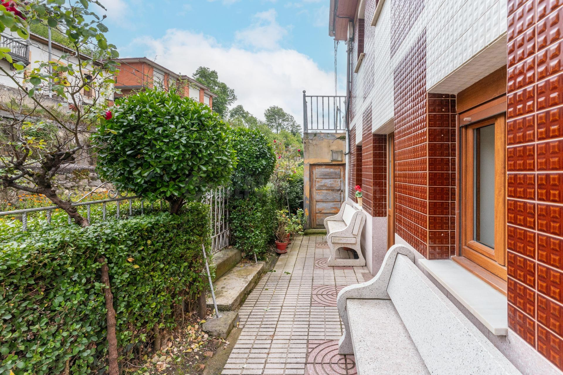 PISO BAJO + SEMI-SÓTANO EN VENTA EN CASORVIDA (LENA)