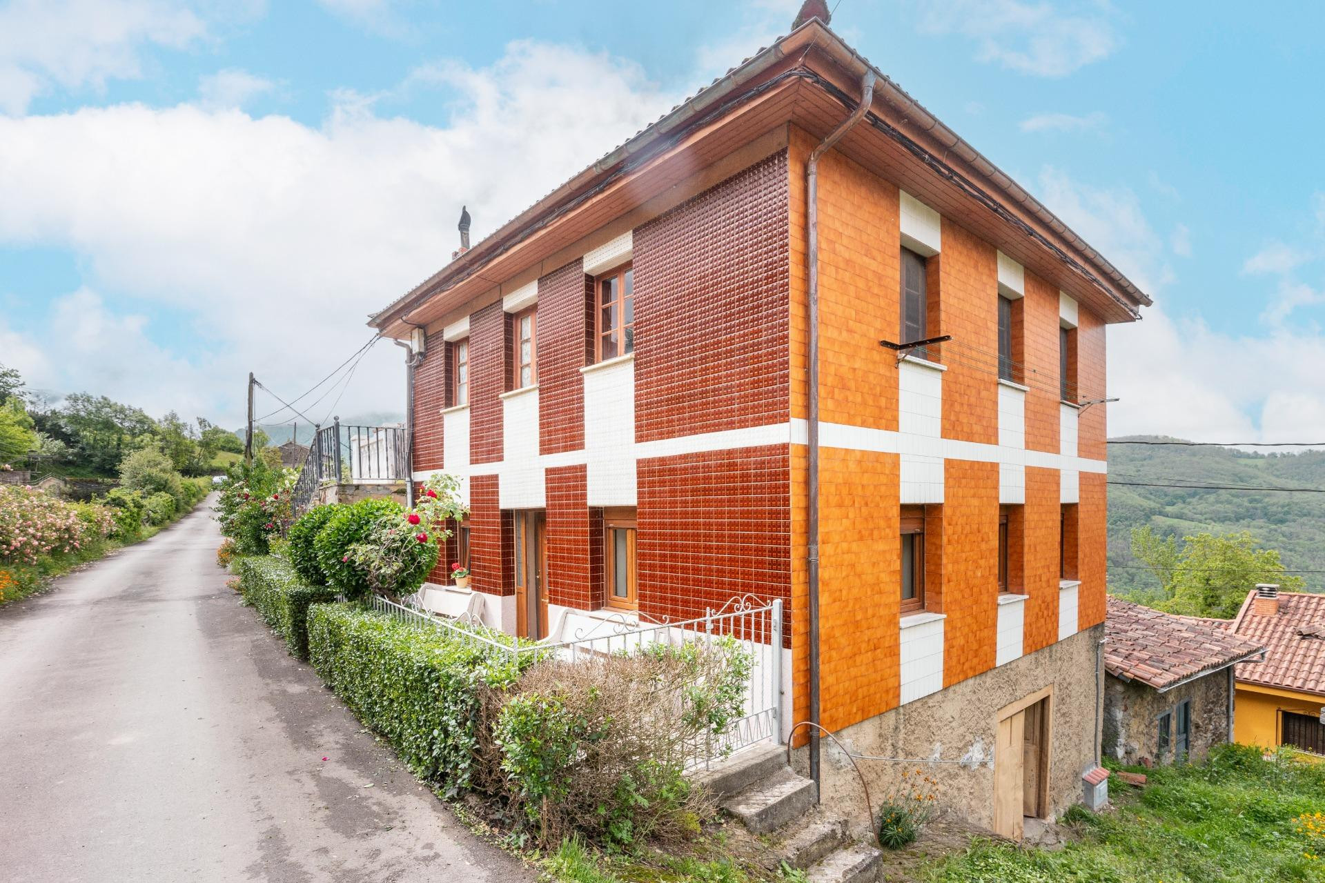 PISO BAJO + SEMI-SÓTANO EN VENTA EN CASORVIDA (LENA) - foto 2