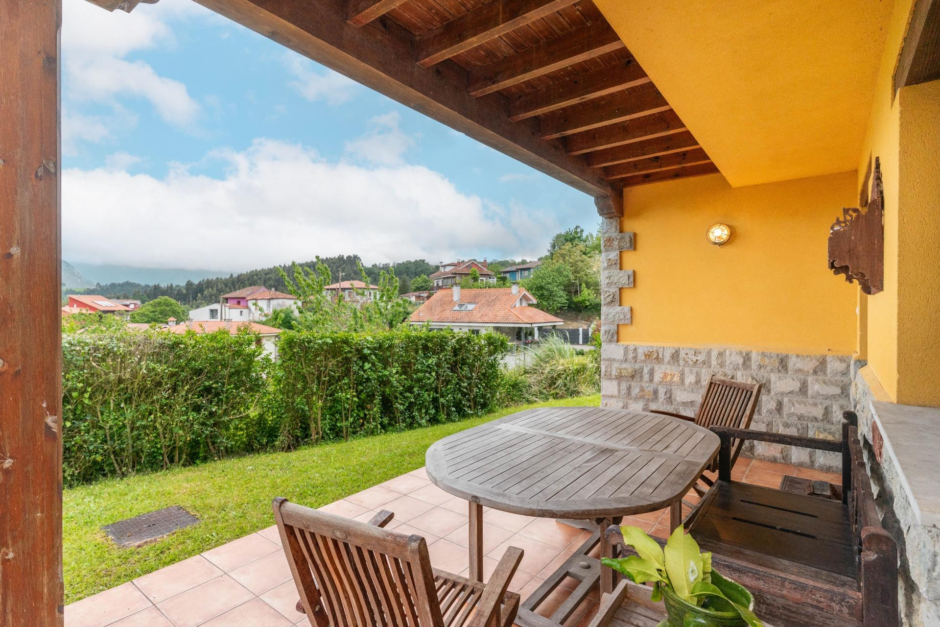 Chalet con vistas privilegiadas, privacidad y jardín junto a Ribadesella