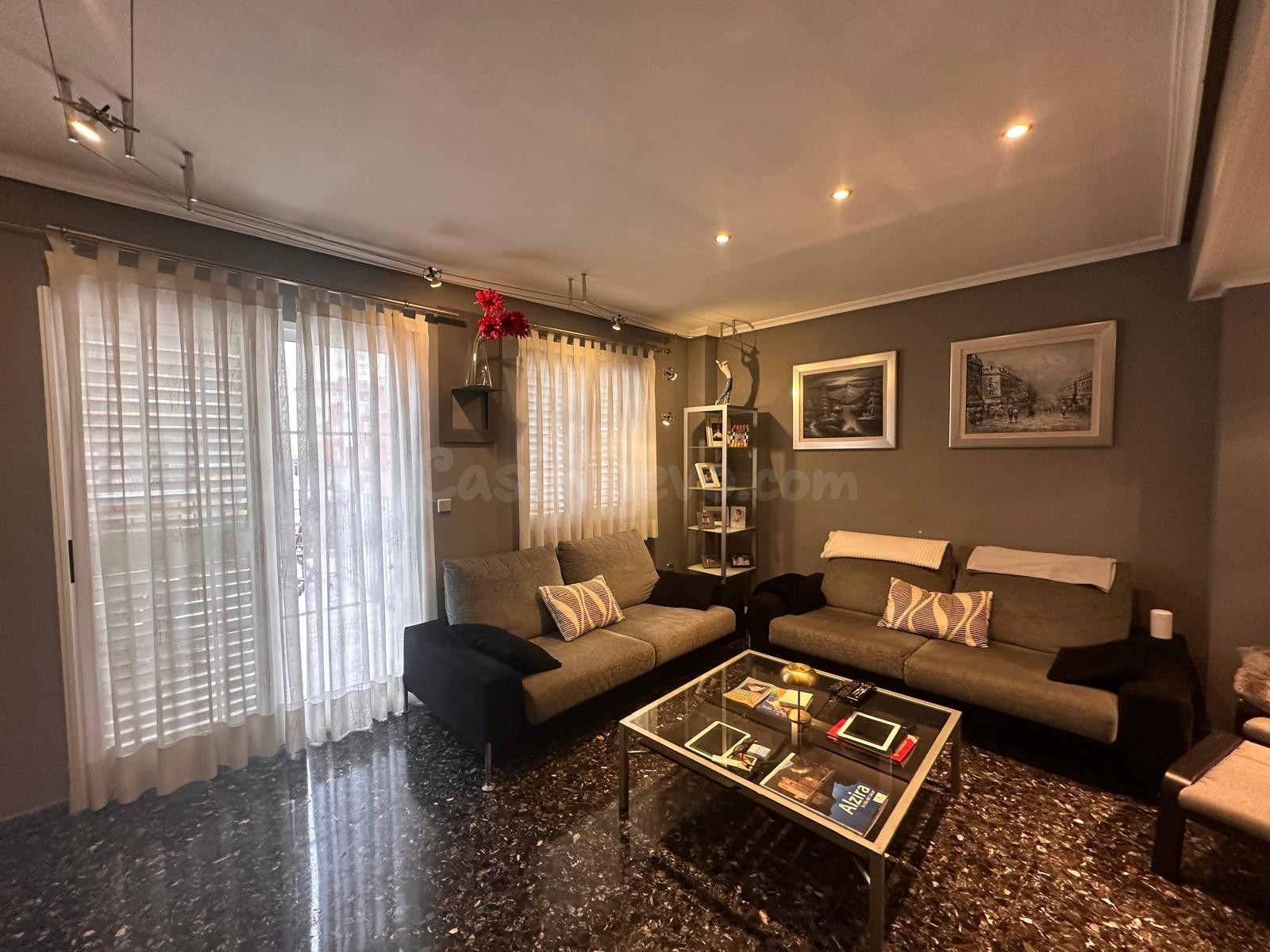 SE VENDE ADOSADO ESQUINERO EN ZONA MUY TRANQUILA - foto 2