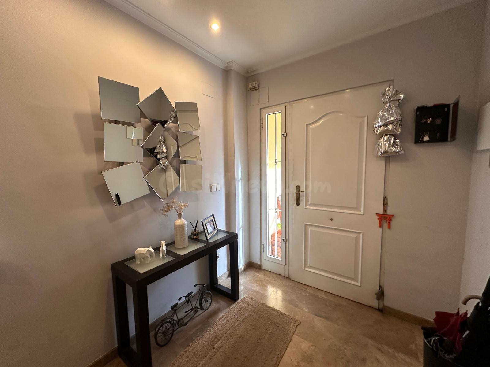 SE VENDE ADOSADO ESQUINERO EN ZONA MUY TRANQUILA - foto 3
