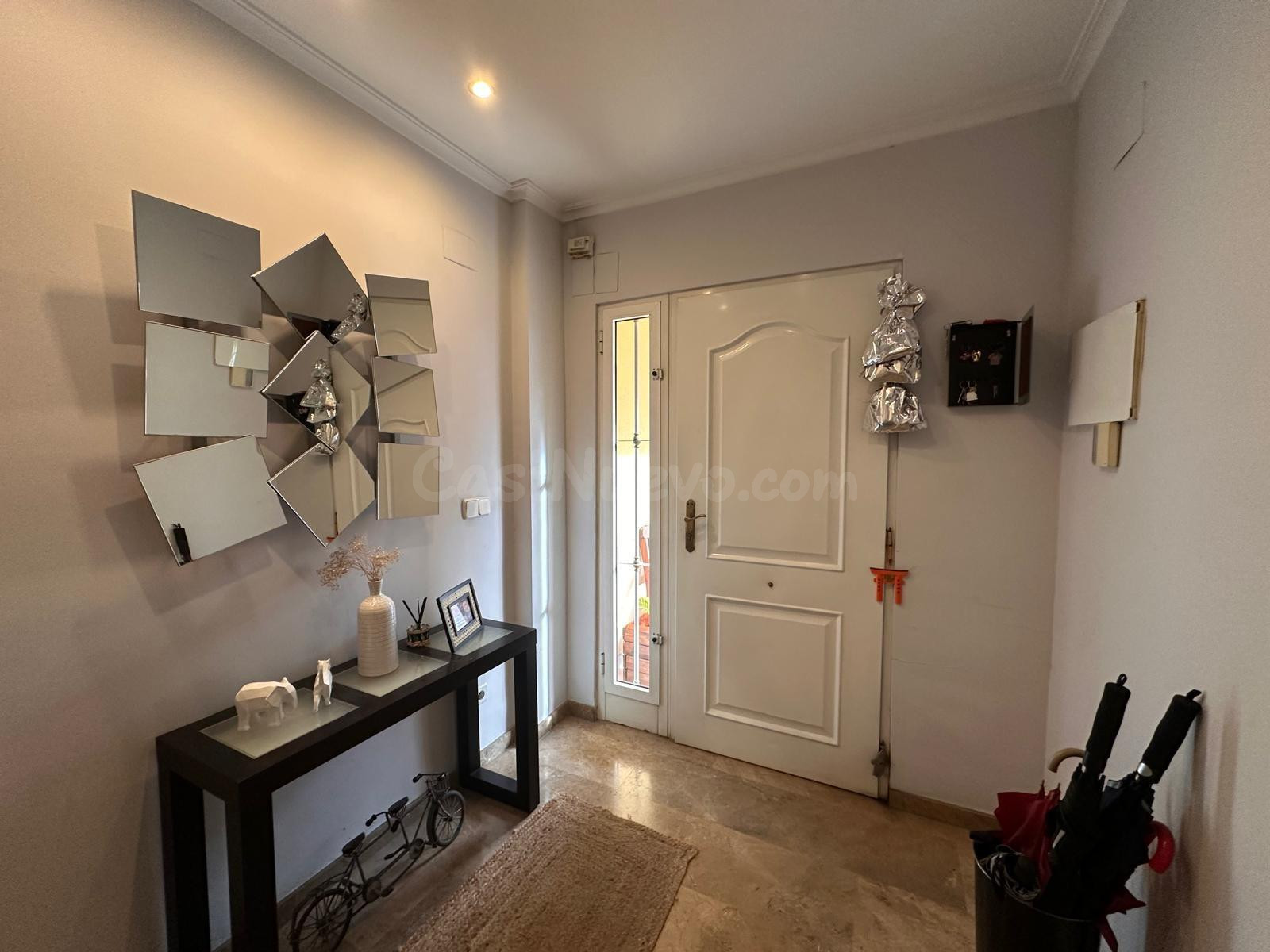 SE VENDE ADOSADO ESQUINERO EN ZONA MUY TRANQUILA - foto 4