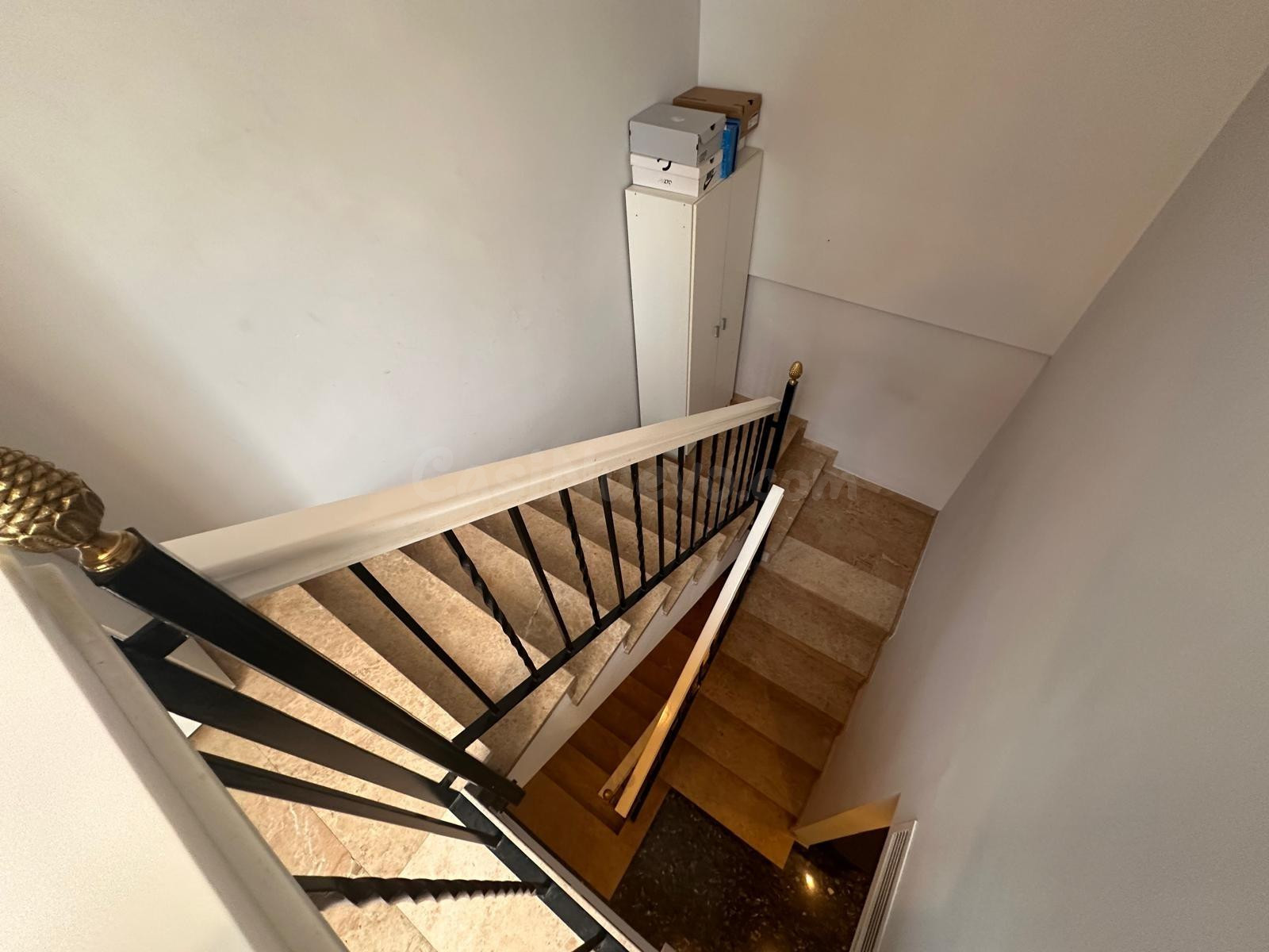 SE VENDE ADOSADO ESQUINERO EN ZONA MUY TRANQUILA - foto 5