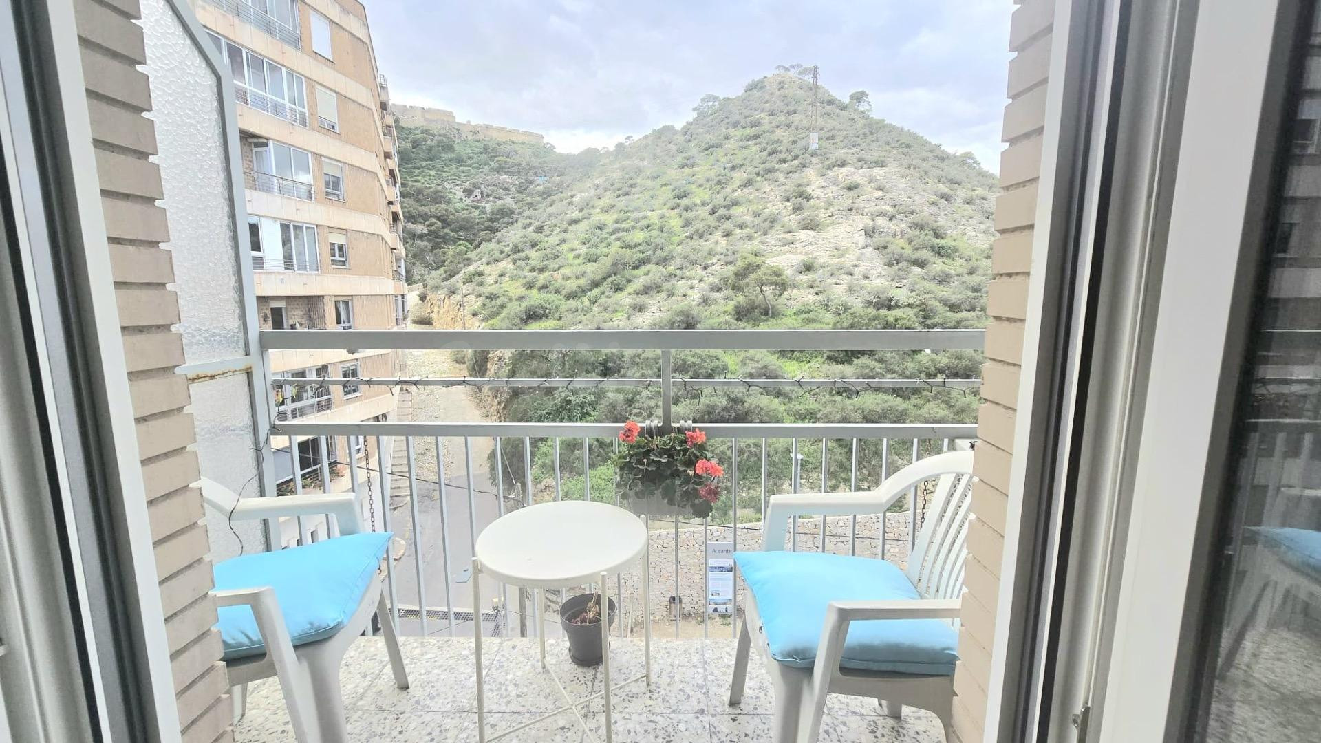 PISO EN VENTA CON VISTAS ESPECTACULARES AL CASTILLO DE SANTA BÁRBARA Y LA MONTAÑA