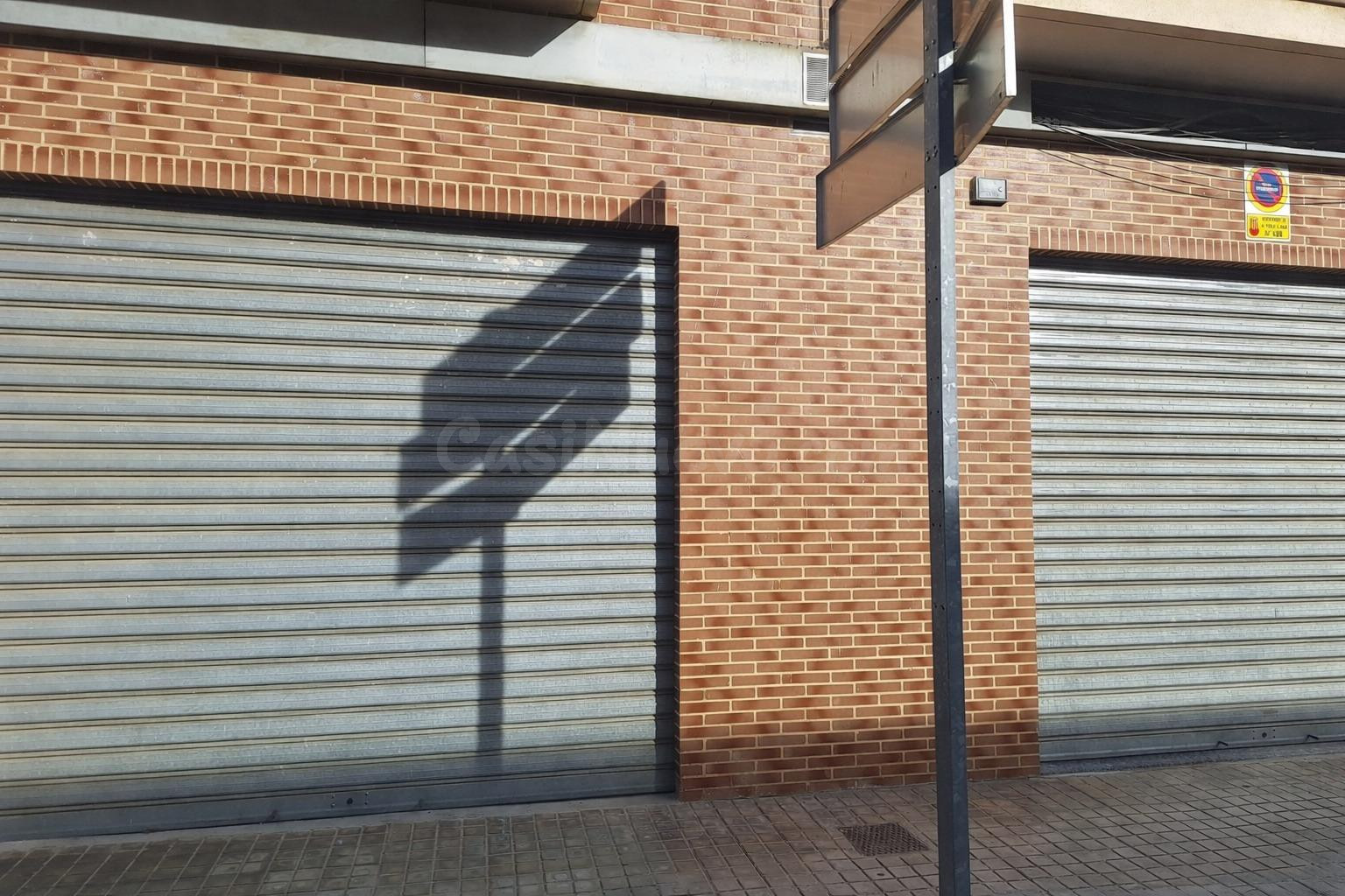 Amplio Almacén en La Pobla Llarga - Oportunidad Única