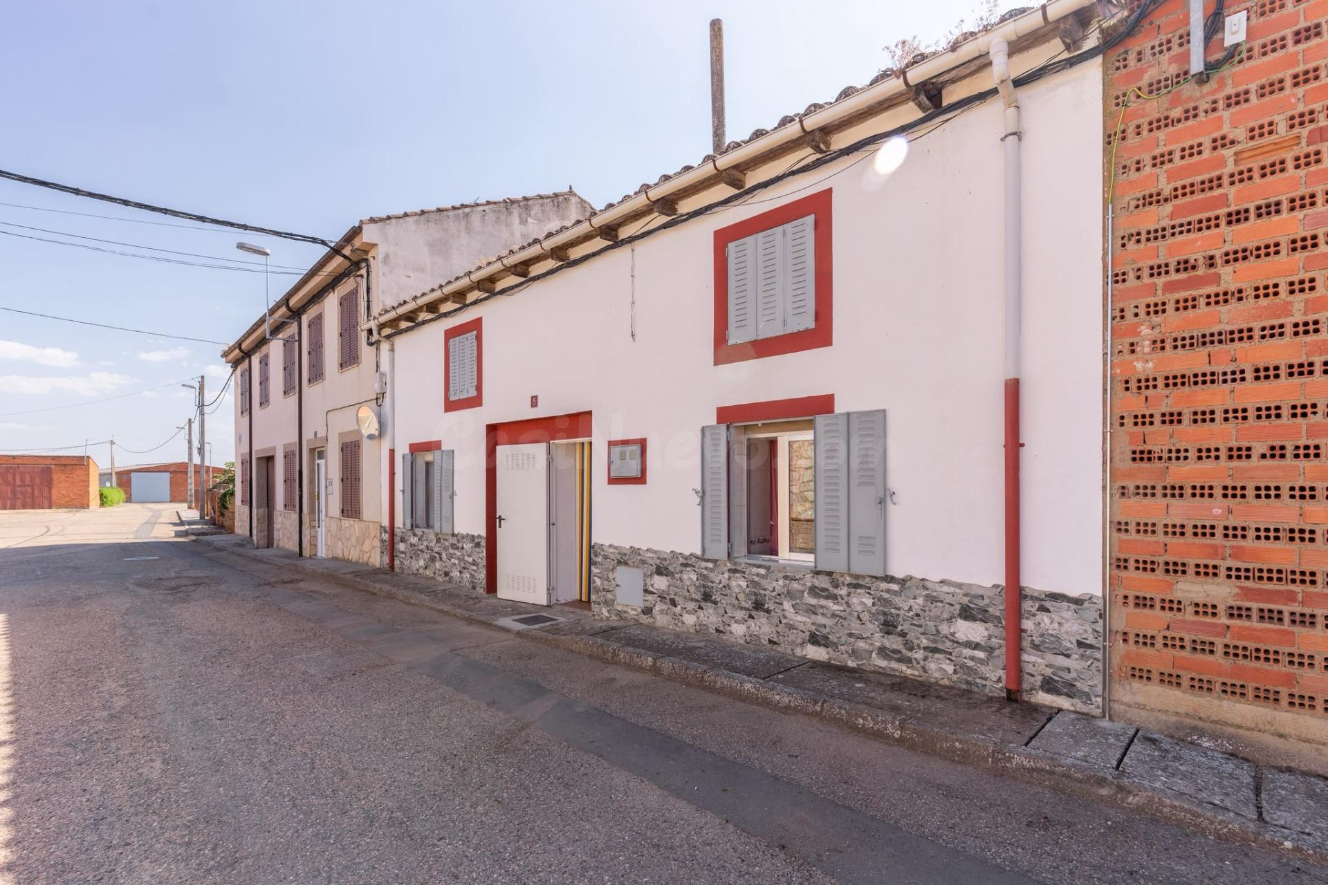 Casa con patio y finca en Grisuela del Paramo. Espacio, tran