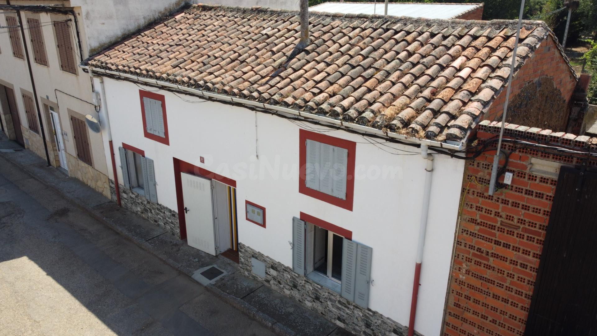 Casa con patio y finca en Grisuela del Paramo. Espacio, tran - foto 2