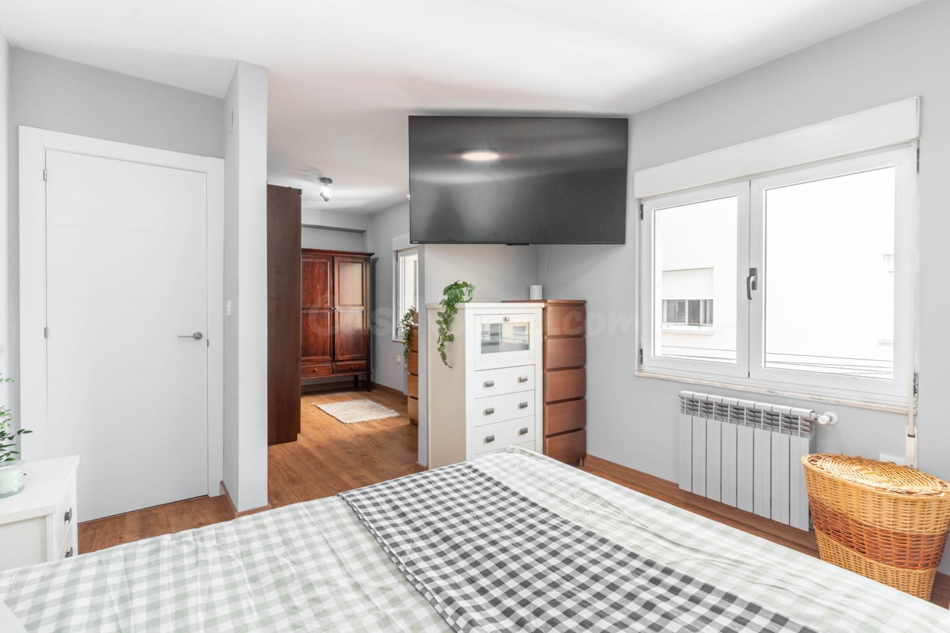 Amplio piso en venta en C/ Ramón Clavería, 36 - foto 2