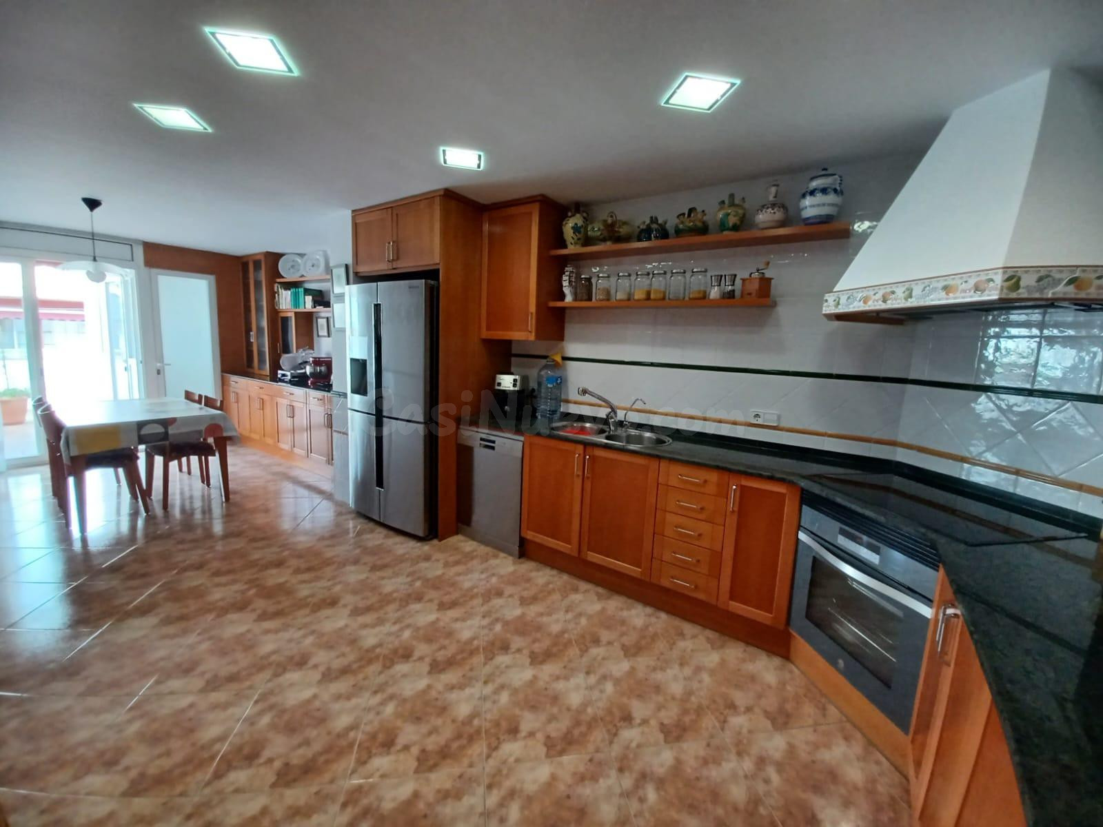 Casa de grandes dimensiones en venta en Pineda de Mar - foto 3