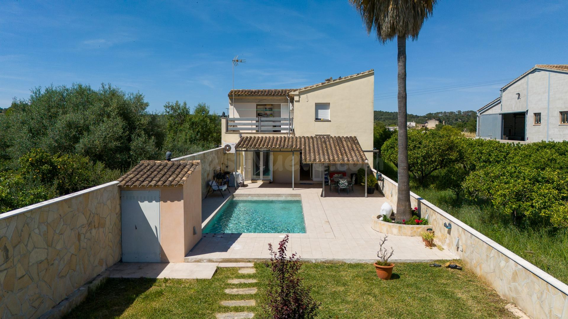 Espectacular villa con Licencia Vacacional, luz natural todo el día y jardín de ensueño en Vilafranca de Bonany