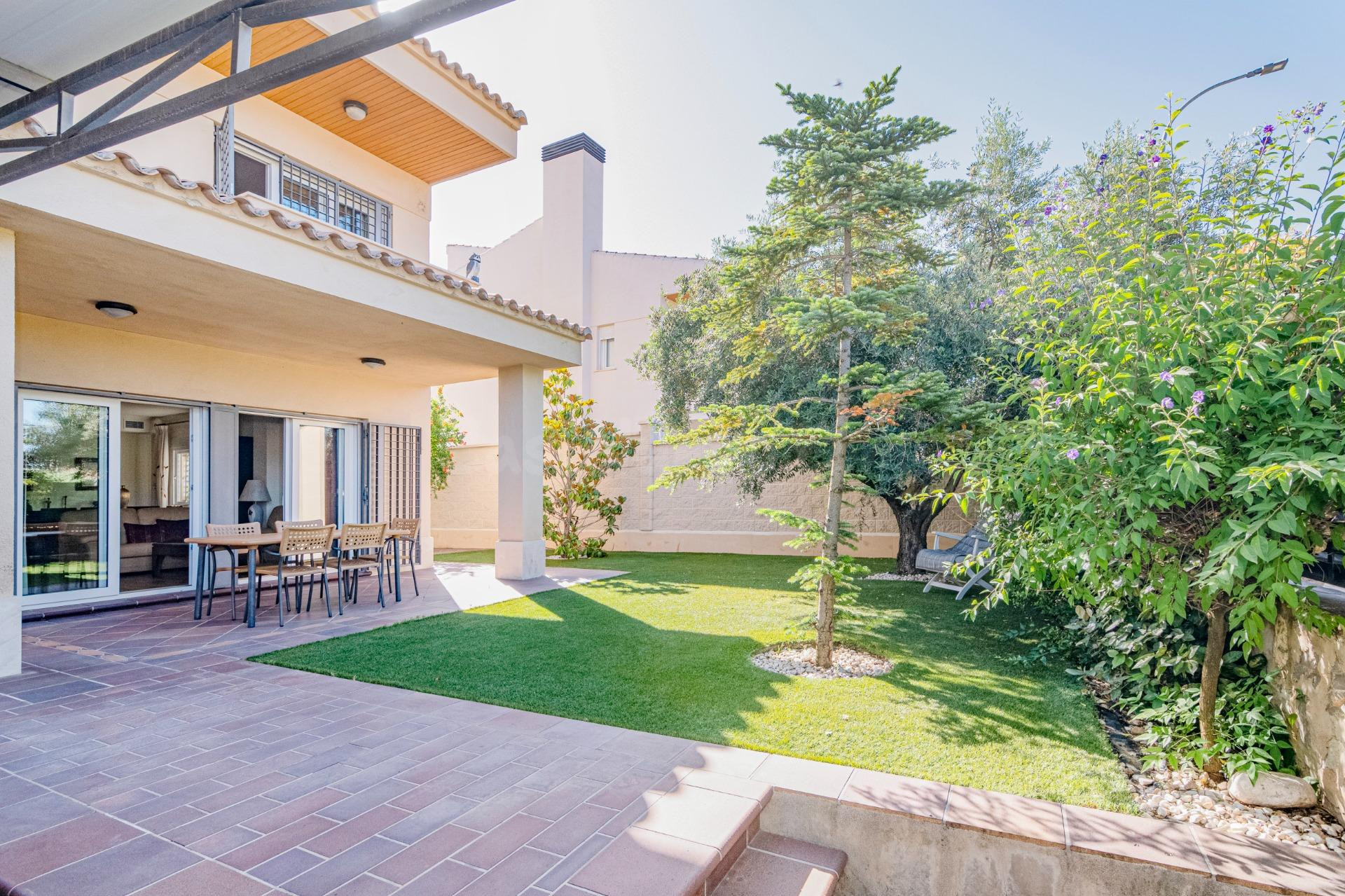 **¡EXCLUSIVO CHALET INDEPENDIENTE SEMINUEVO EN SANTA CLARA GOLF, OTURA!**
