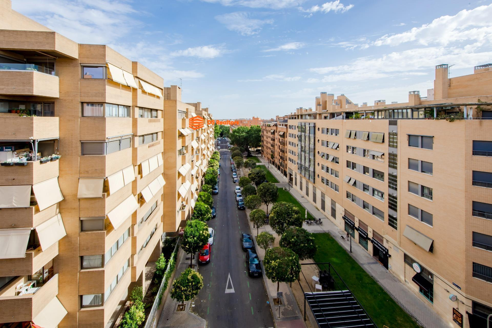 ESPECTACULAR ÁTICO DE 146 M2 CON ORIENTACIÓN SUR, GRAN TERRAZA Y URBANIZACIÓN PRIVADA CON CONSERJE, PISCINA Y JARDINES.