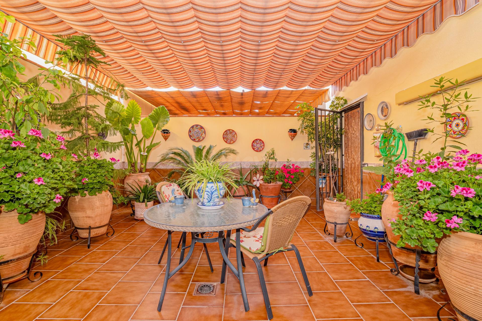 Fantástica casa adosada con gran patio, sótano habitable y excelente luminosidad !!