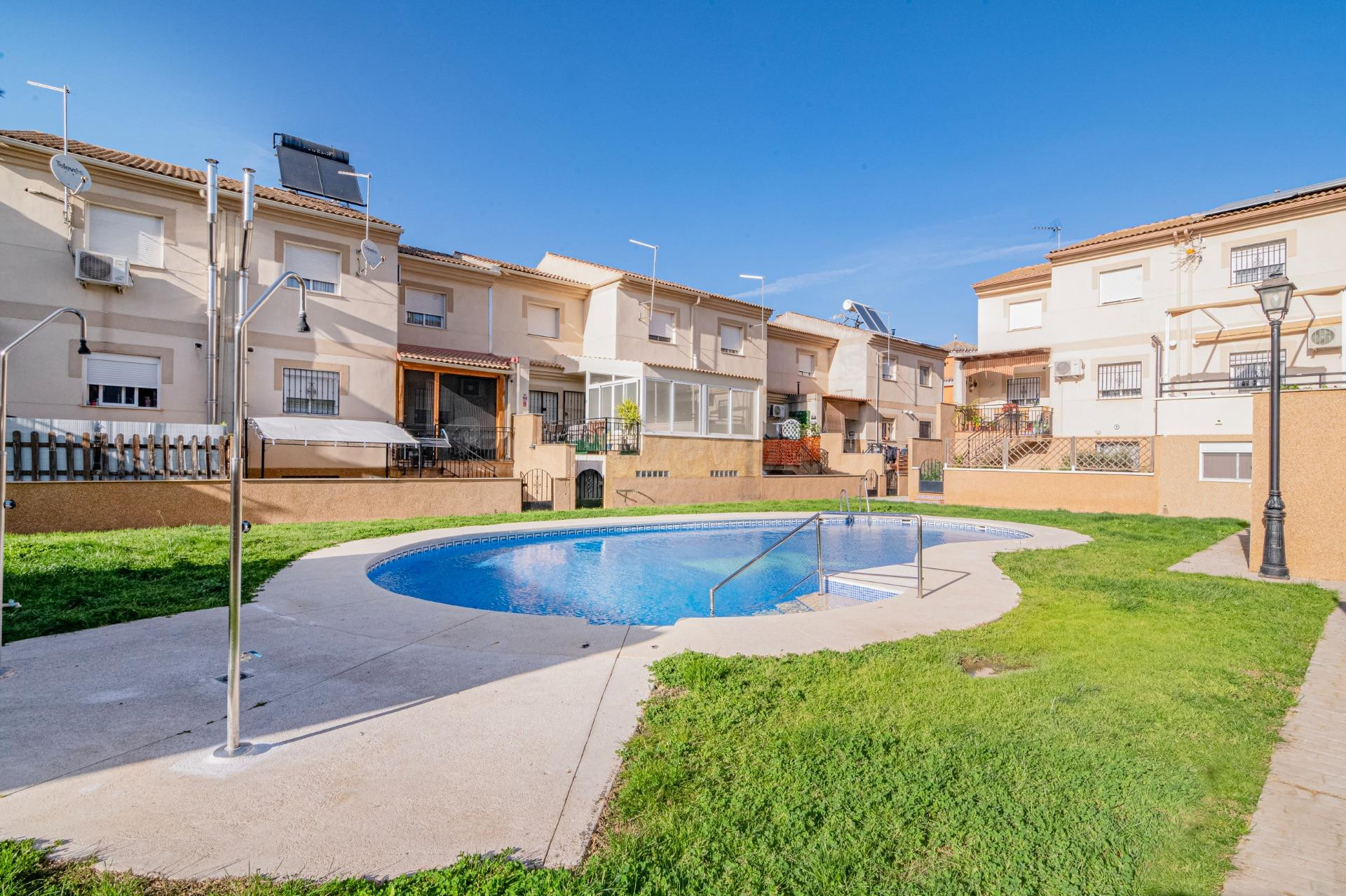 CHALET PAREADO CON PISCINA COMUNITARIA, CIJUELA