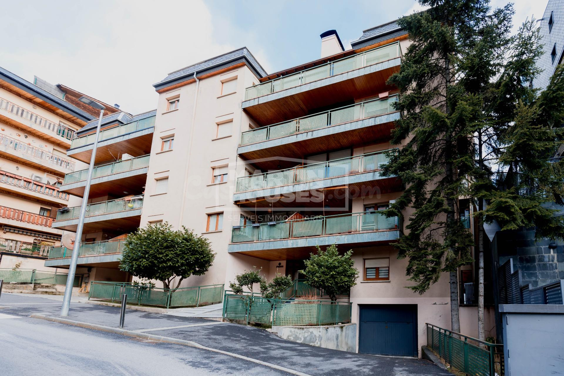 Planta baja con terraza en Encamp: Inversión estratégica a un paso del centro