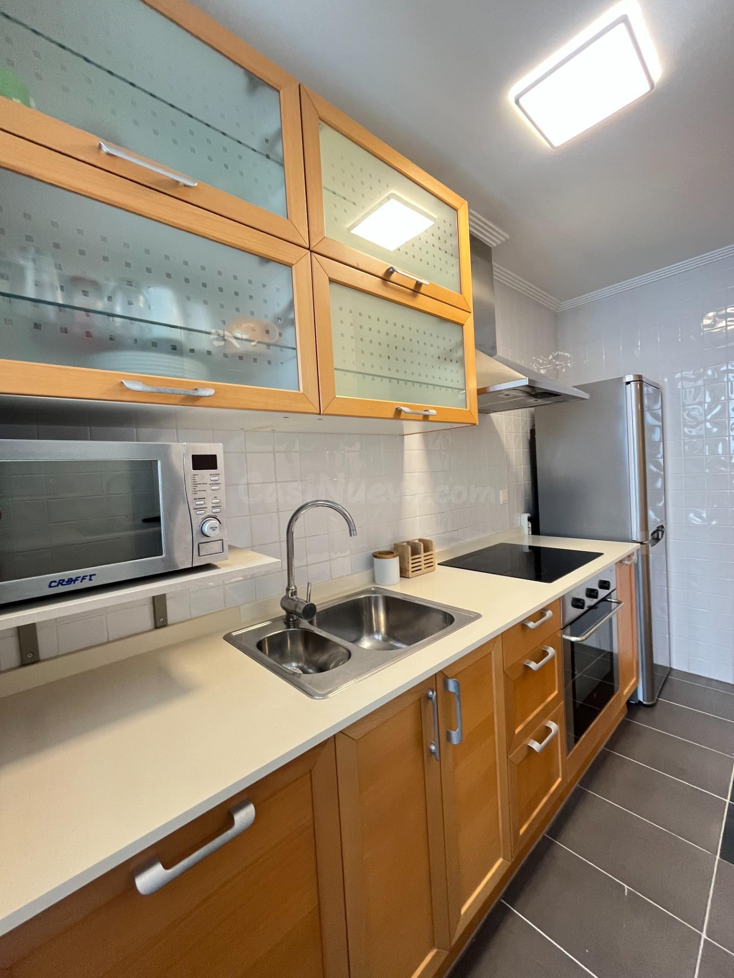 Alquiler Alicante, €1150 mes. Luminoso piso 2 hab + 2 baños + garaje doble. Zona Mercado Central