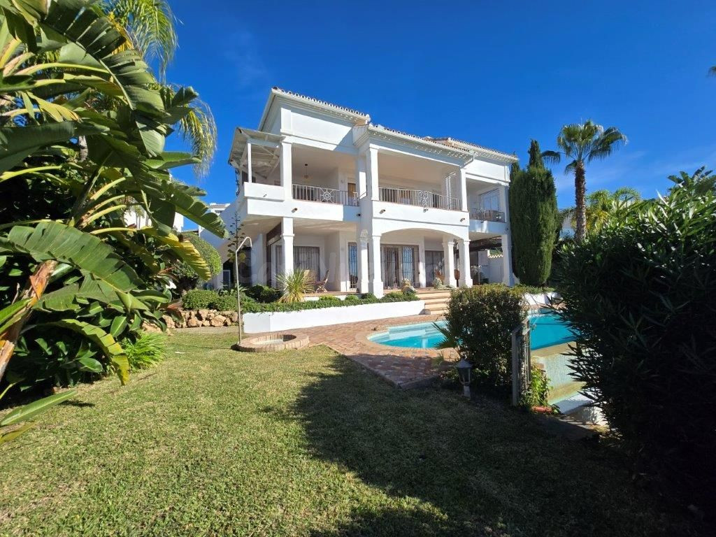 Elegante Villa de Lujo en Marbella – Ubicación Privilegiada y Diseño Atemporal