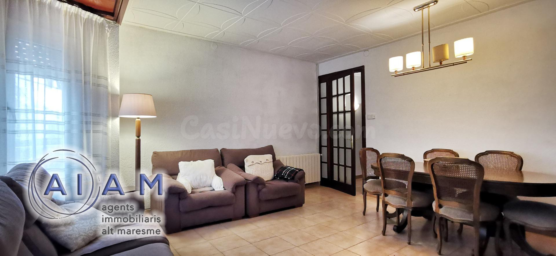 Edifidio con local y vivienda dúplex en carrer Església