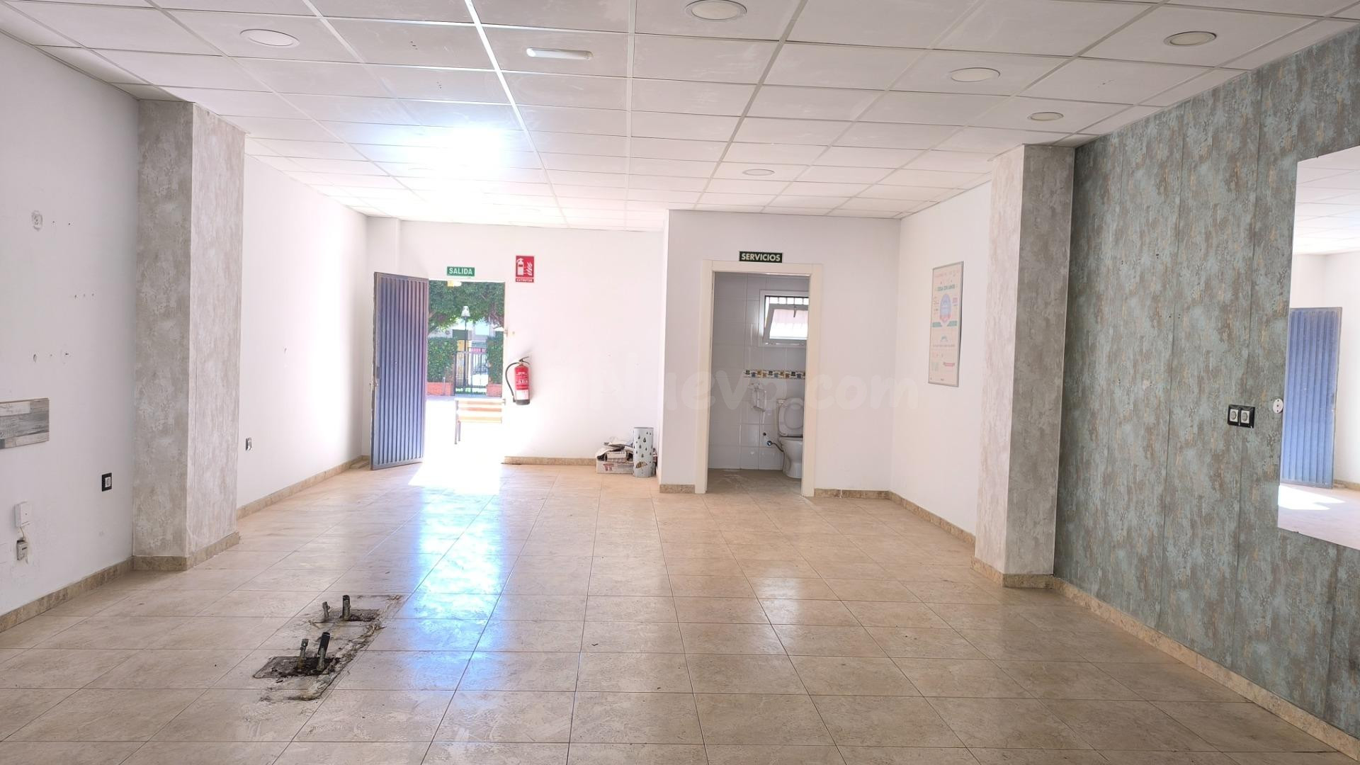 ALQUILER LOCAL COMERCIAL 57 m2 - CARRERA DEL PERÚ - ALMERÍA. - foto 4