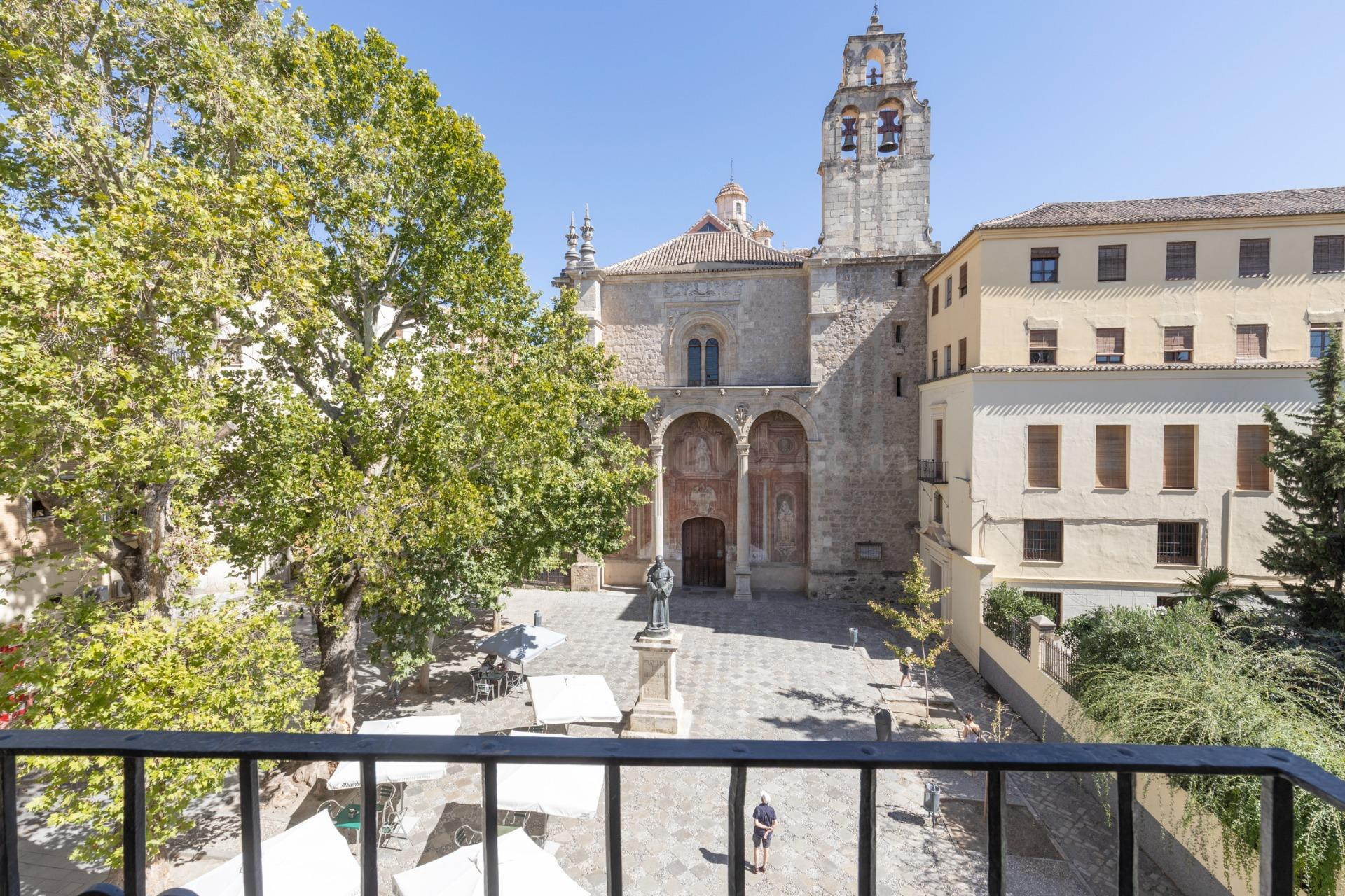¡CASA CON ENCANTO Y VISTAS EN PLENA PLAZA DE SANTO DOMINGO... EN EL EMBLEMÁTICO BARRIO DEL REALEJO!