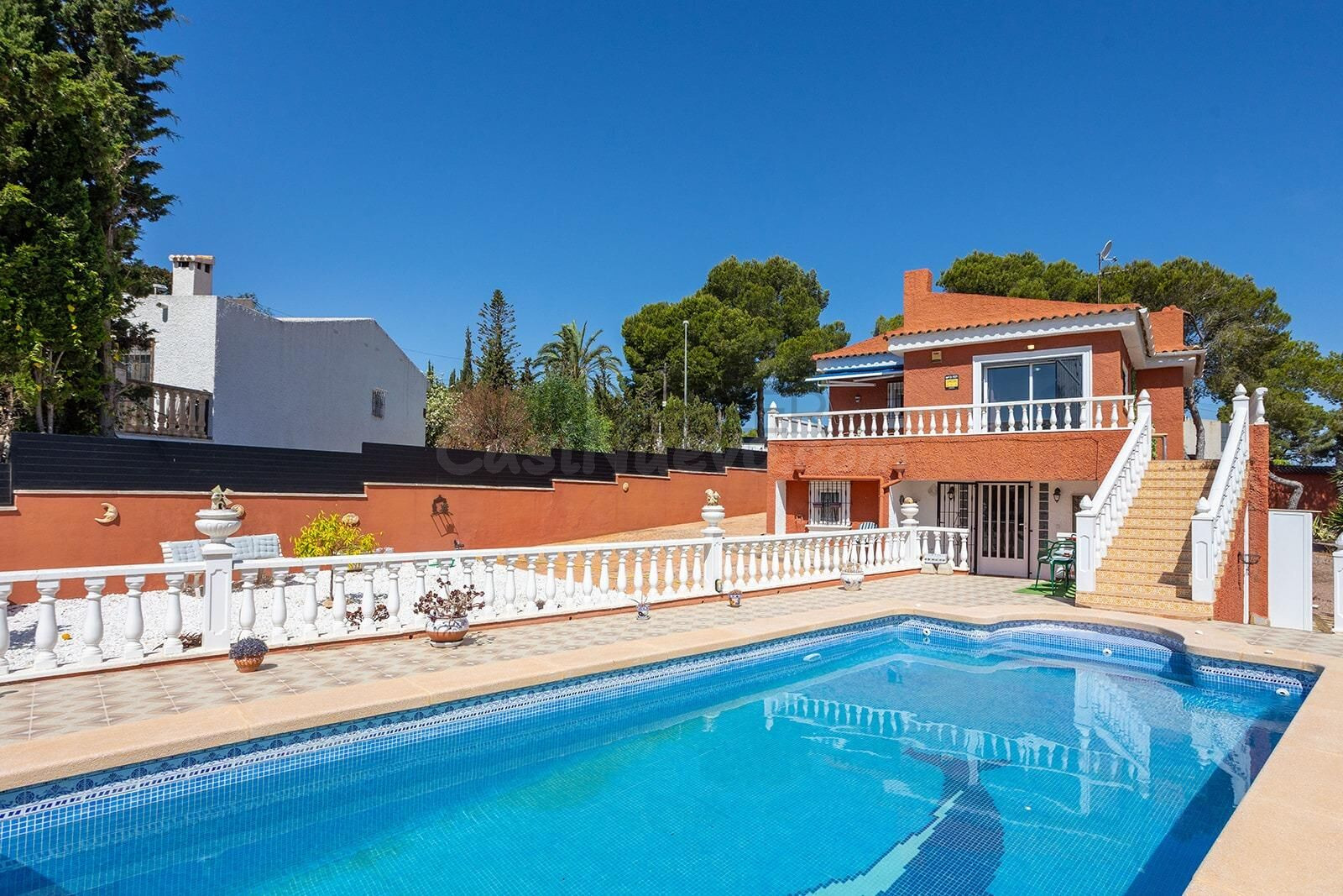 Villa independiente con pscina privada, vitas a la laguna Rosa y Salinas de Torrevieja