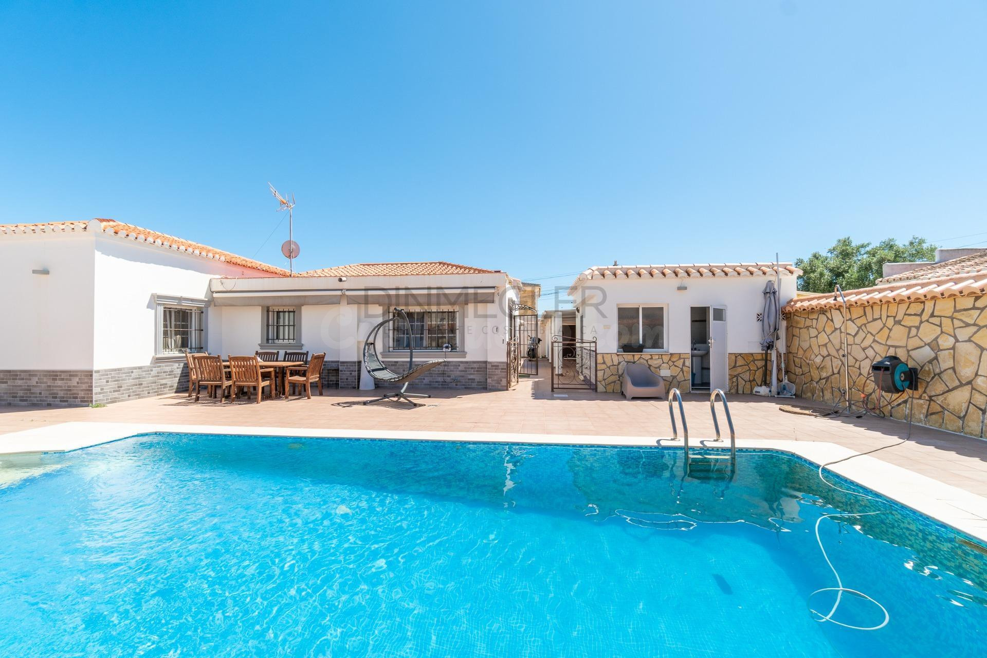 Villa independiente con piscina privada y parcela segregable de 809 m2 en Torreta Florida