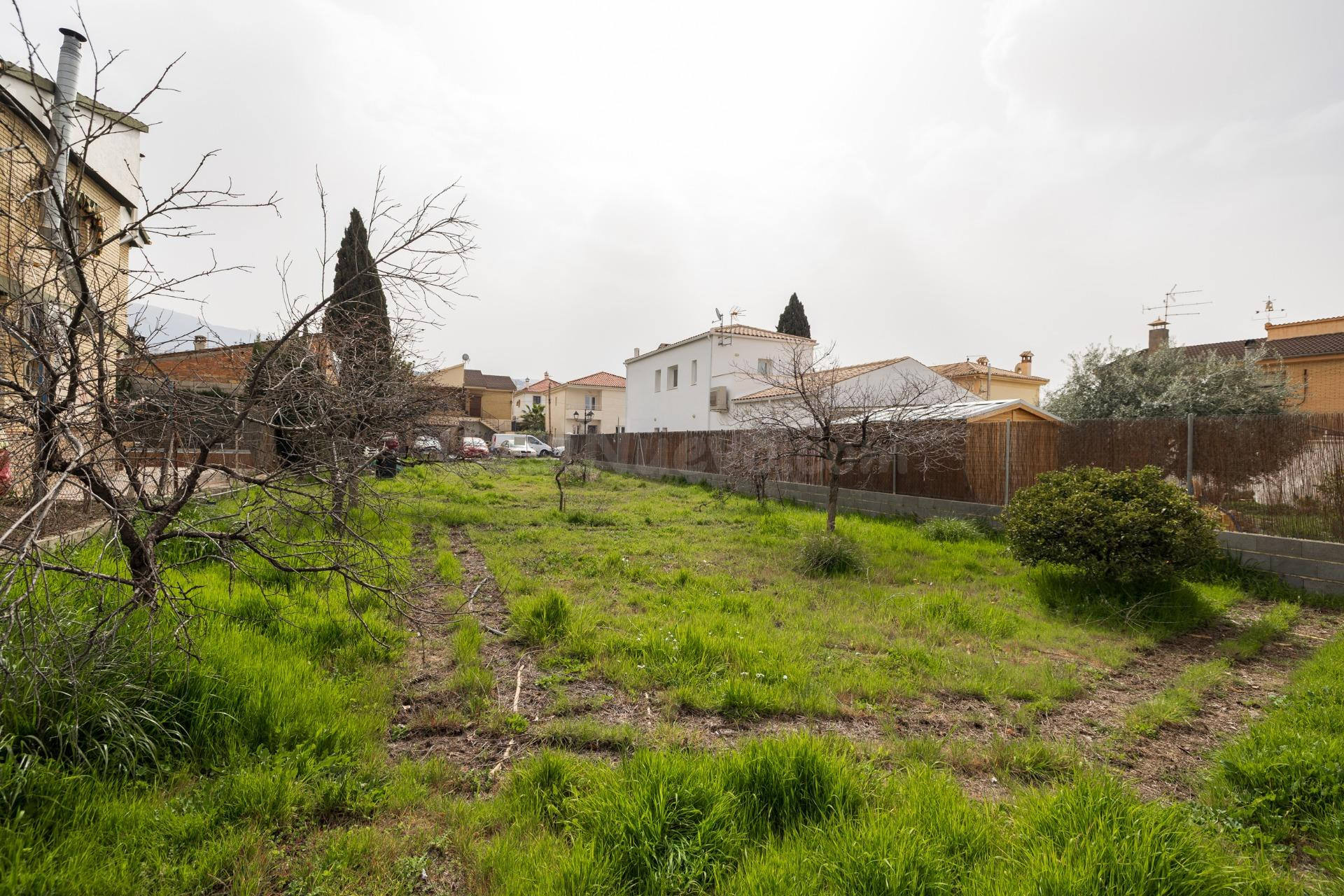 Solar urbano para construir tu chalet en la entrada de Cájar, frente Mercadona