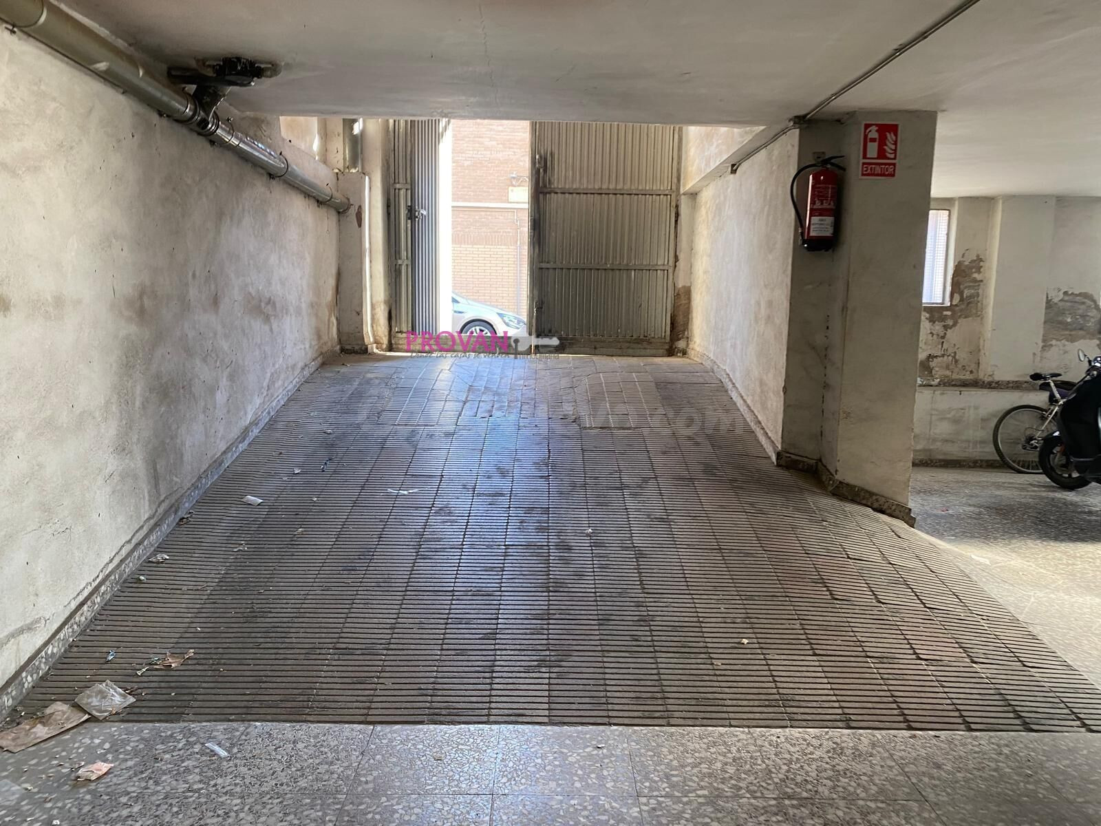 PETRER  ALICANTE ,GARAJE EN ZONA DE LA FOIA  PARA UNOS 7 COCHES Y 7 MOTOS ,