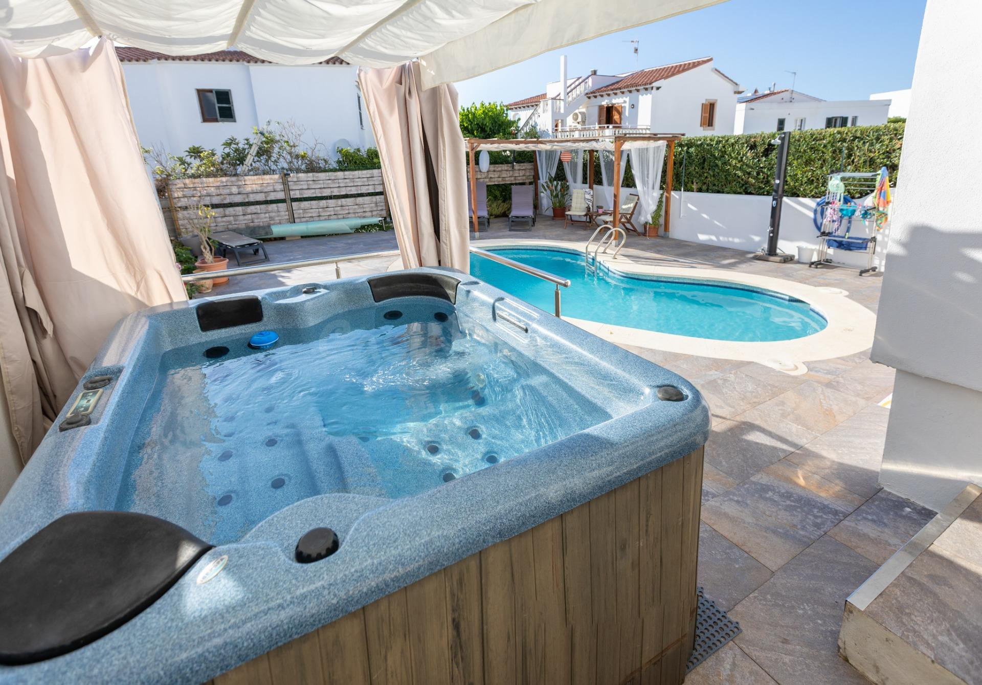 SEMI ADOSADO CON PISCINA Y JACUZZI EN PORT D'ADDAIA