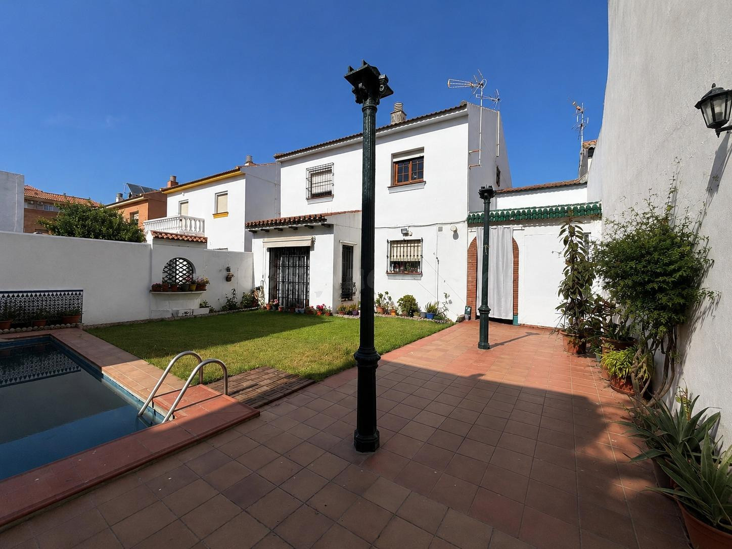 Exclusiva vivienda con piscina privada, gran garaje y 4 dormitorios a 3 minutos de la playa