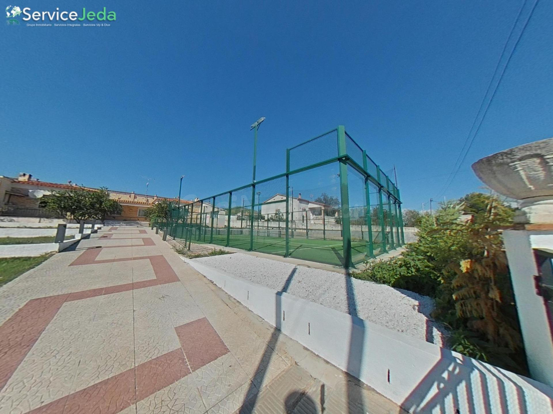 ¡Tu Oasis Privado en La Bisbal! Casa Exclusiva con Piscina, Pista de Padel y Jardín