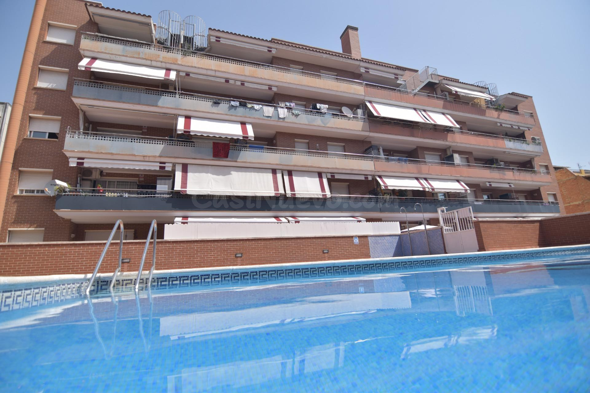 Moderno Piso Seminuevo en El Vendrell con Piscina y Amplia Terraza