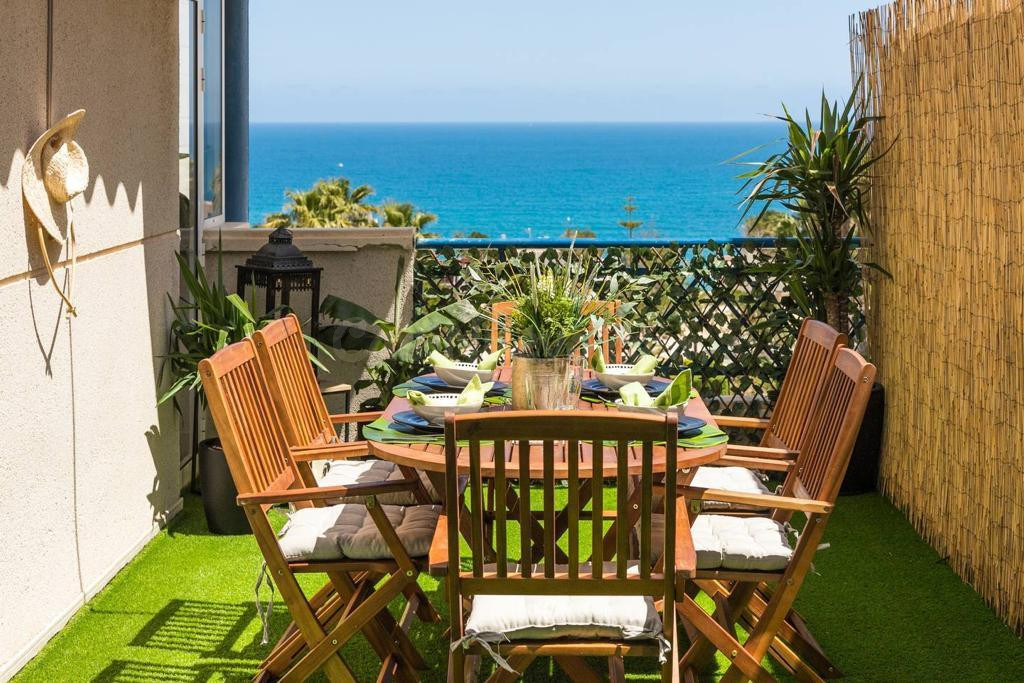 Impecable Chalet en El Campello con Piscina Privada y Amplio Jardín