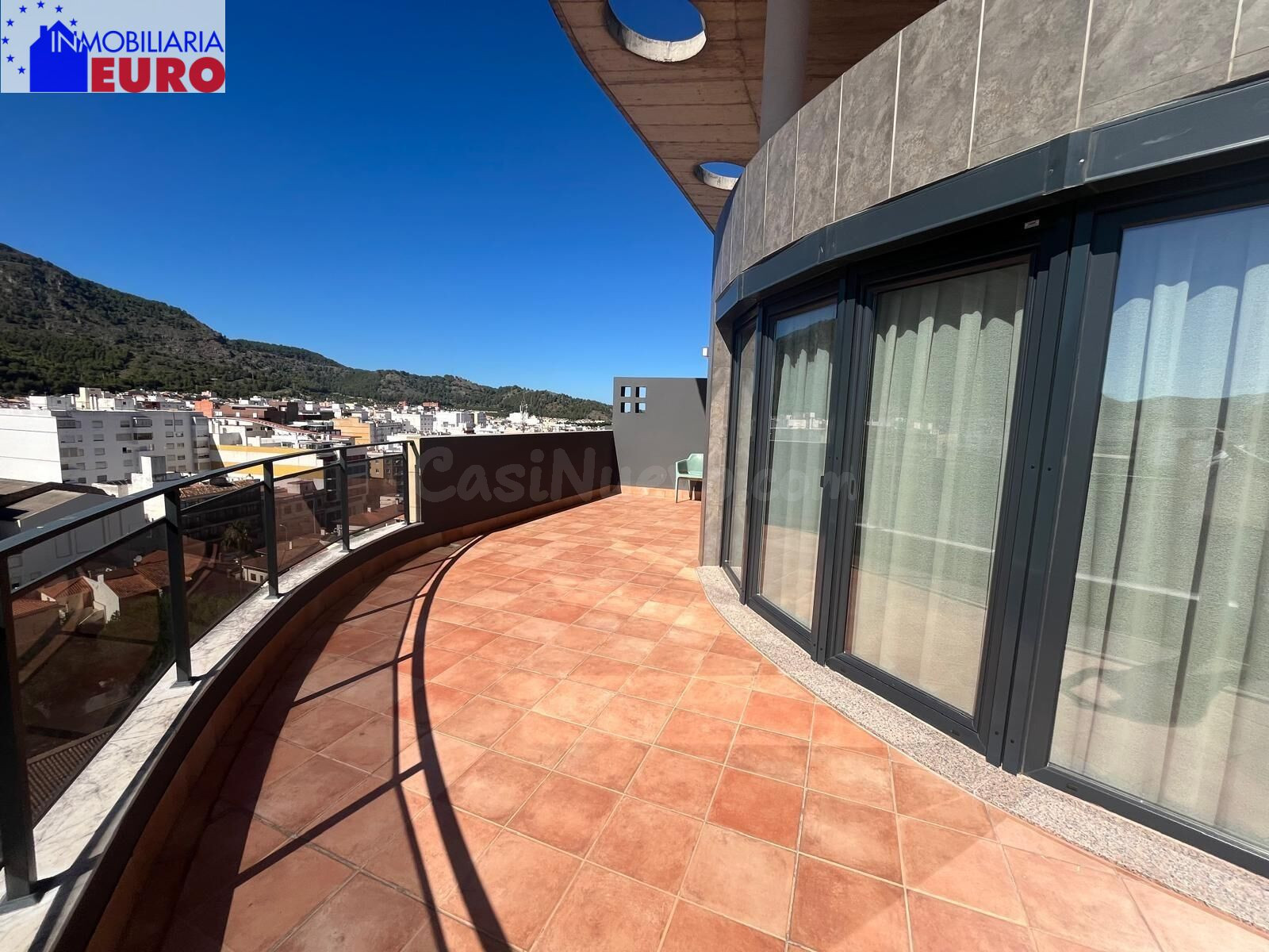 IMPRESIONANTE ÁTICO 4 habitaciones, DOS  GARAJES Y TRASTERO  - foto 2