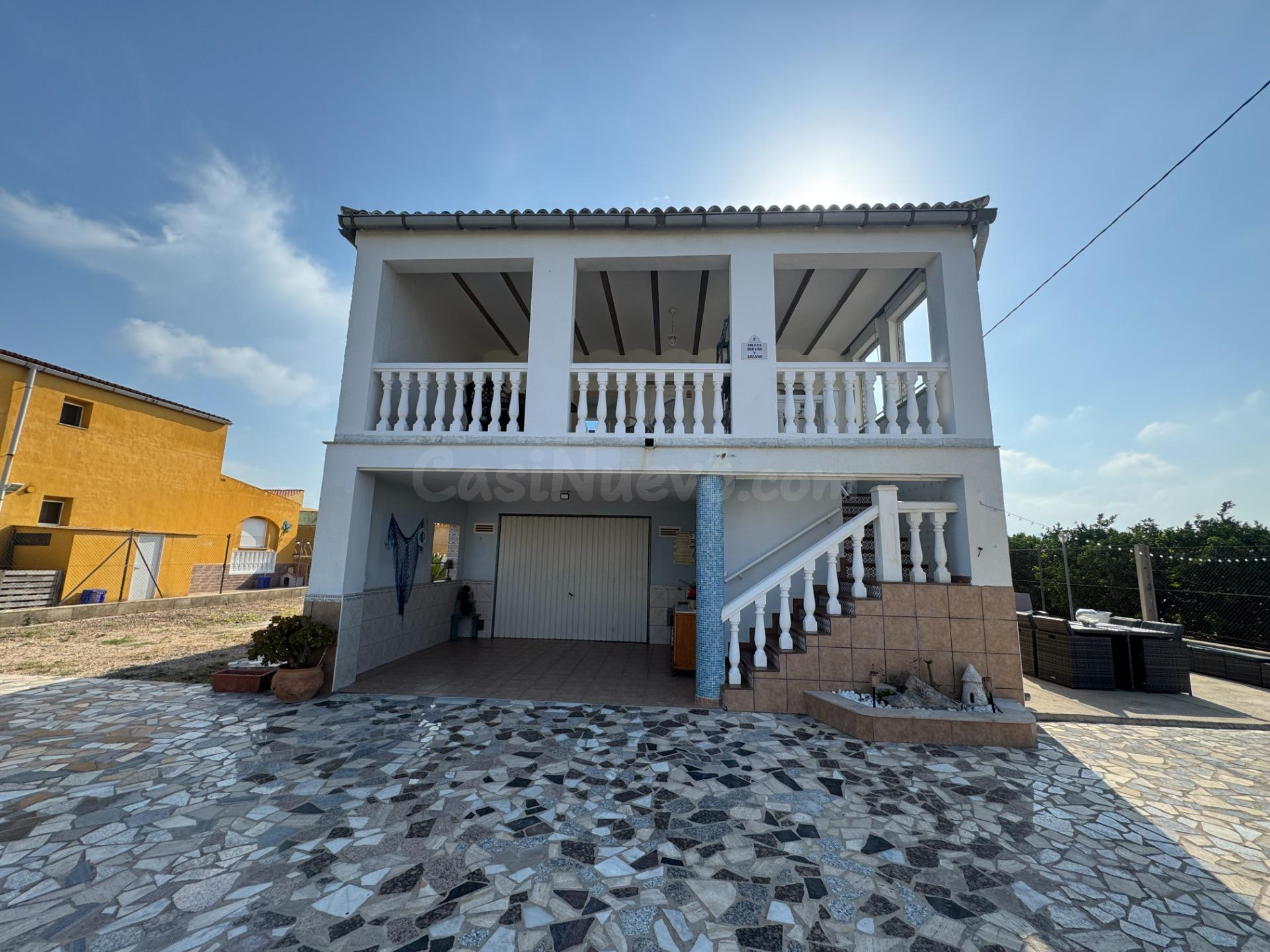 ENCANTADOR CHALET CON PARCELA A ESCASOS METROS DEL MAR