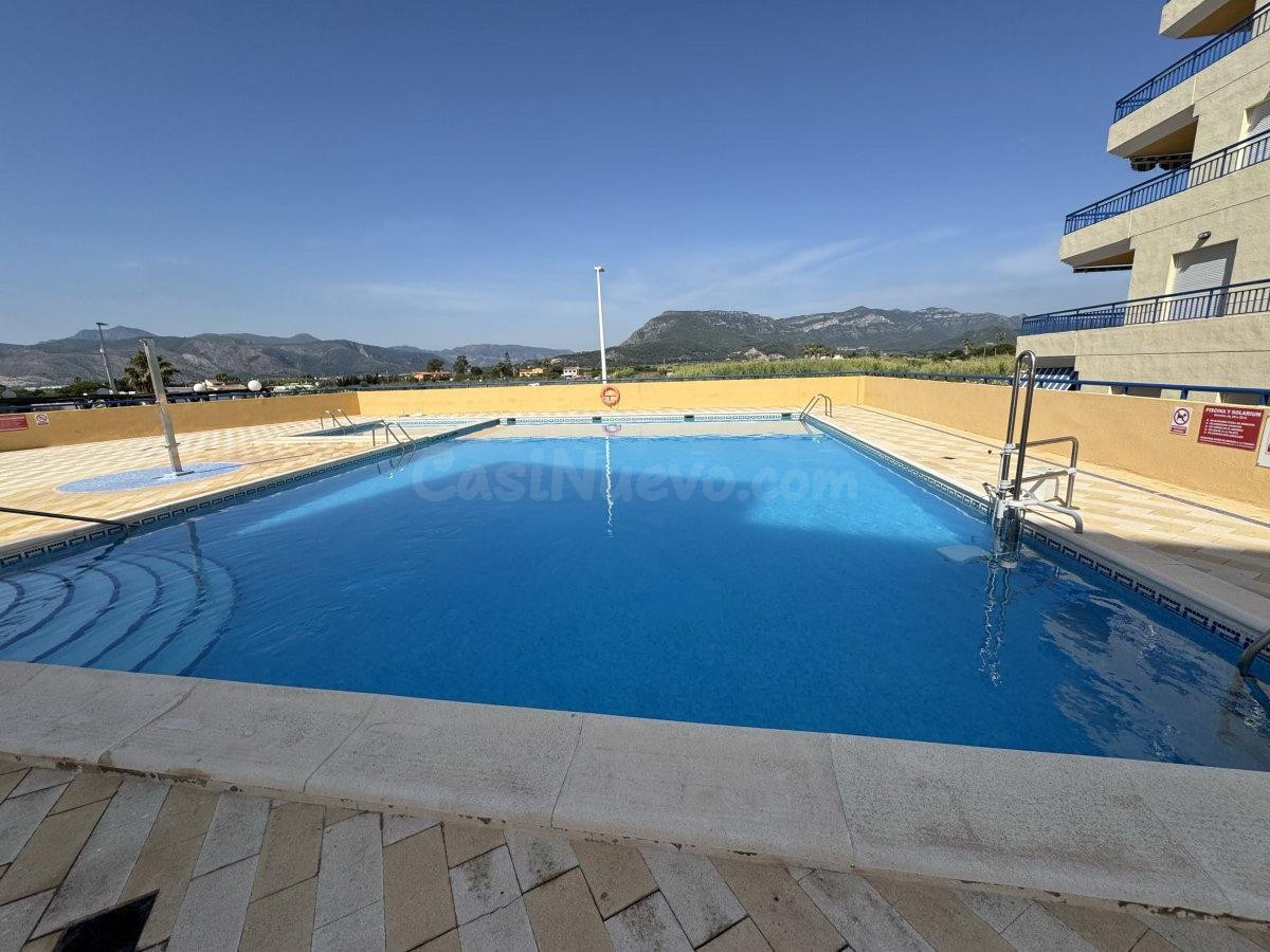APARTAMENTO A ESCASOS METROS DEL MAR, CON PISCINA.