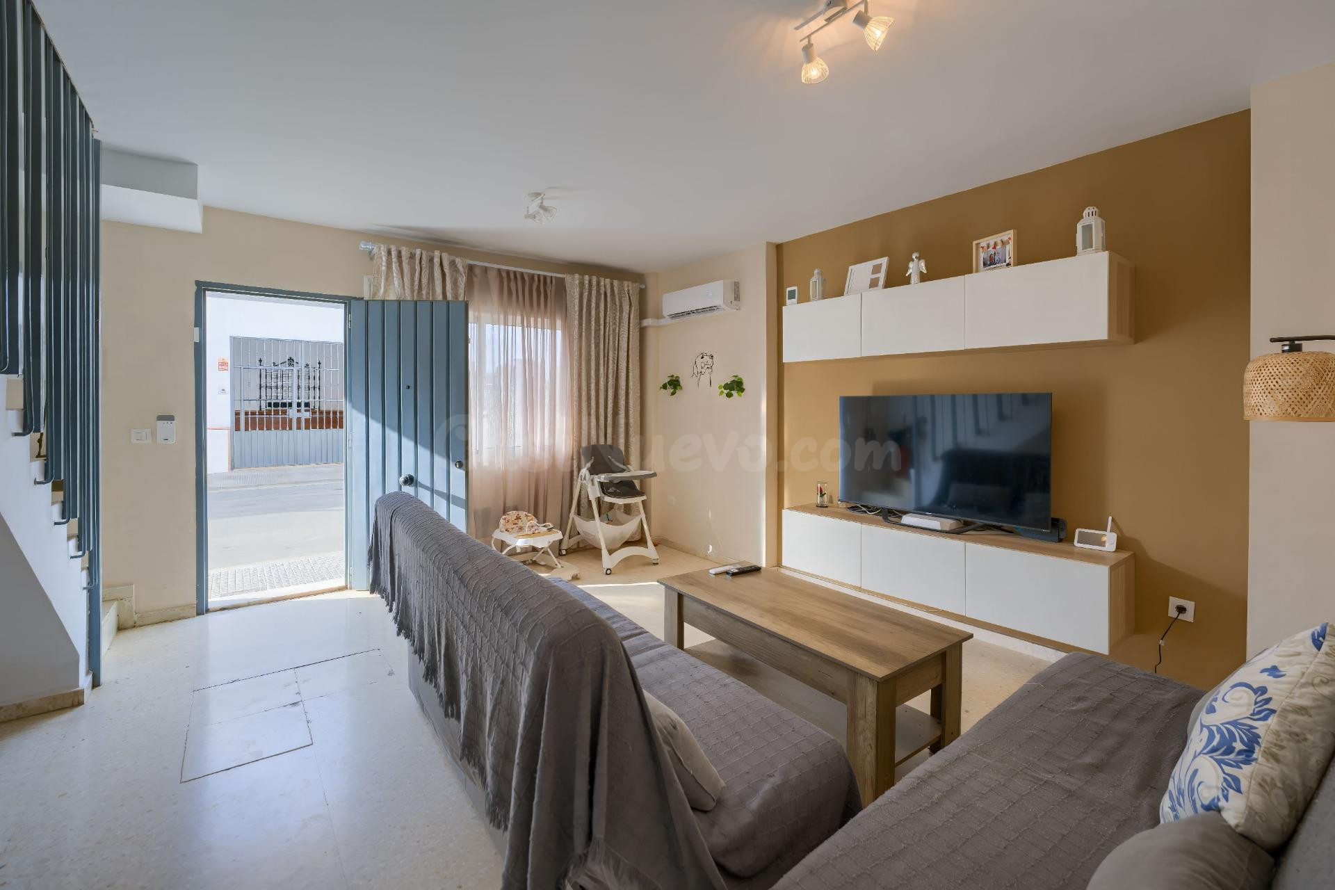 Vivienda VPO de 2 plantas con patio privado de 50 m2 y grandes mejoras.