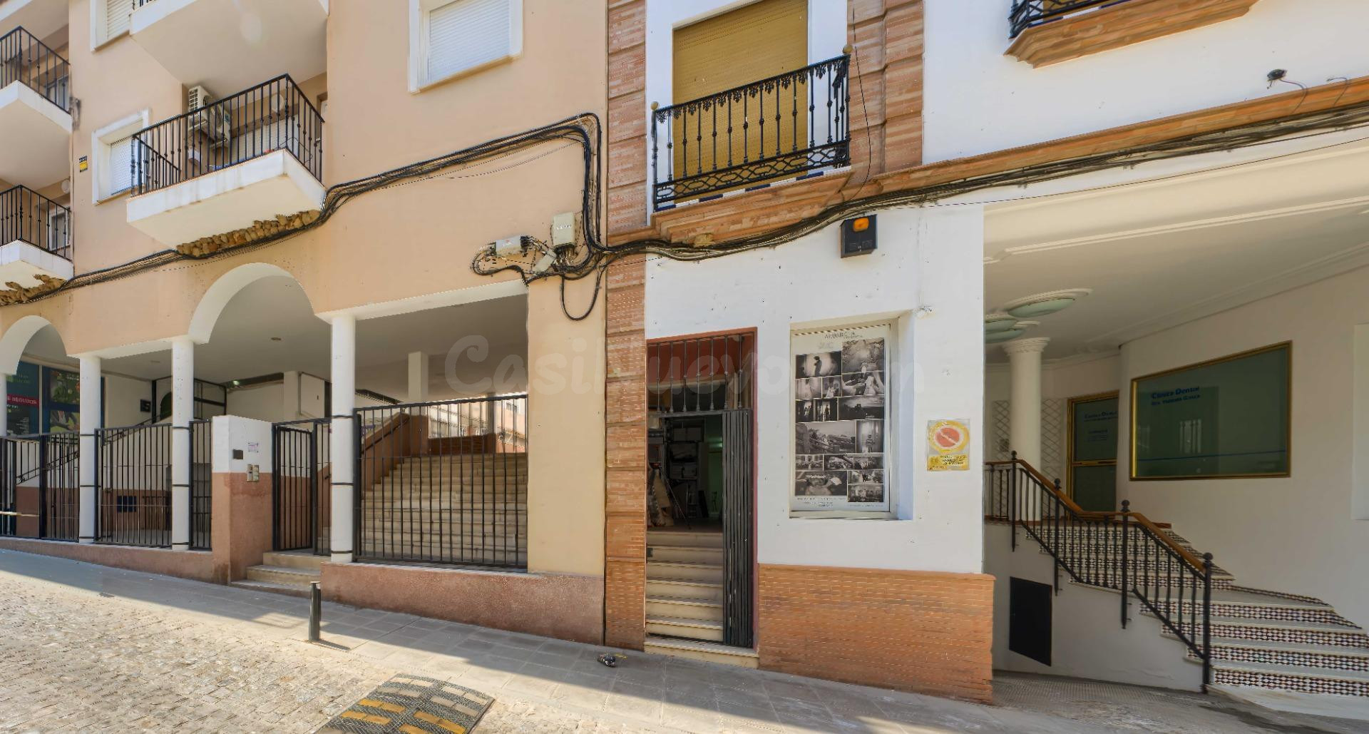 Local de 204 m2 en la principal calle comercial de Sanlúcar la Mayor: ubicación y potencial únicos.