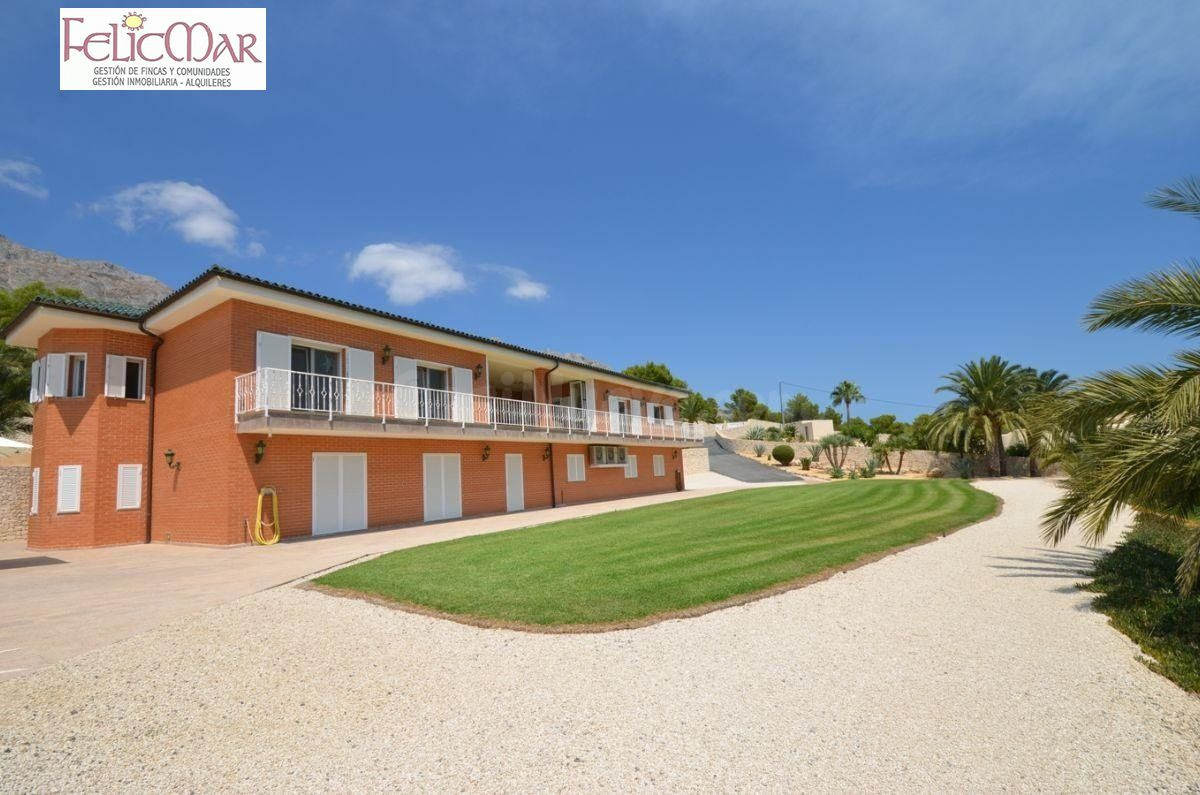 PRECIOSA VILLA DE LUJO ALTEA- 688 m2 constr.  y 16.250m2 de parcela