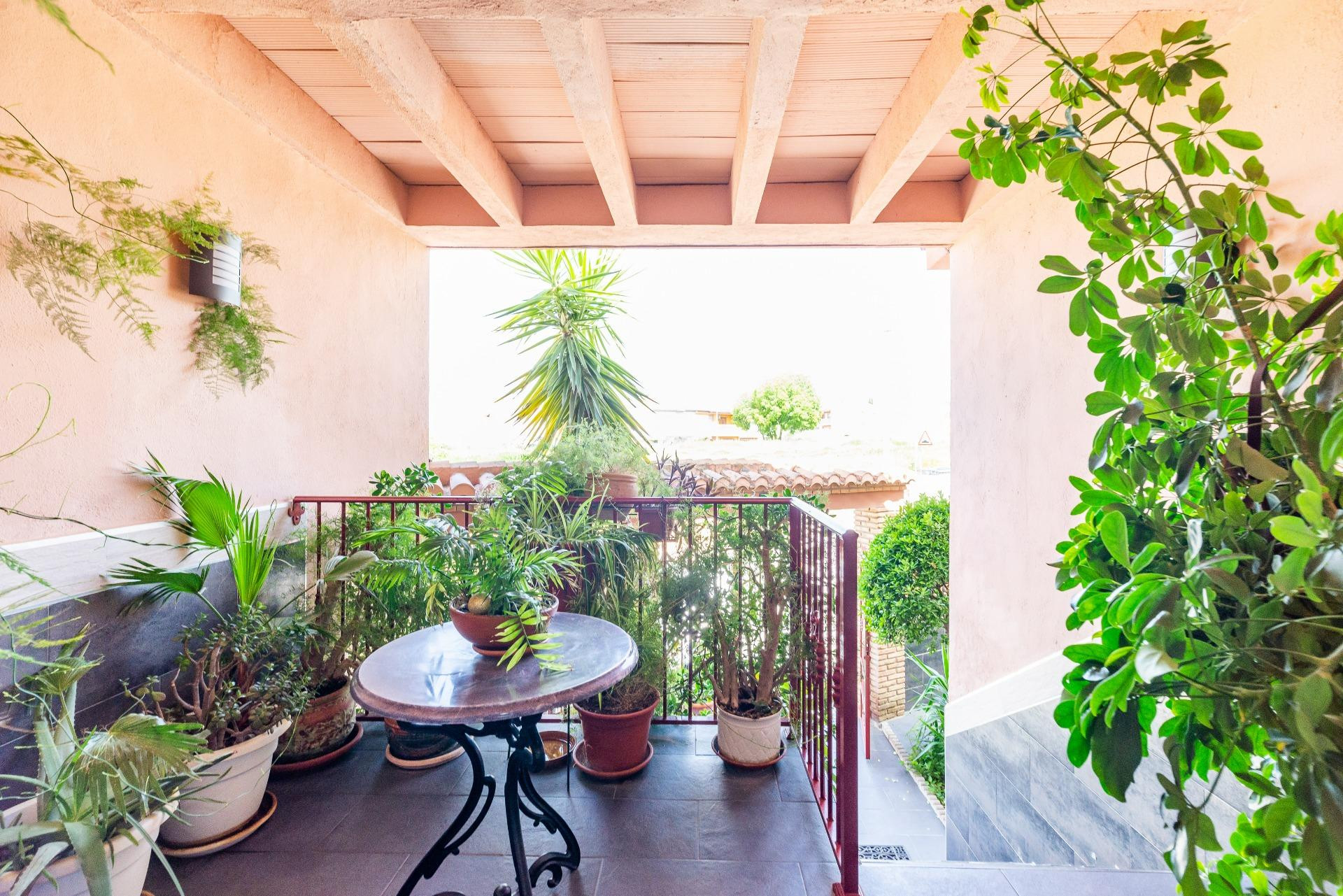 Gran Casa Adosada en Esquina en Peligros (Granada): Espacio, Comodidad y Luz Natural