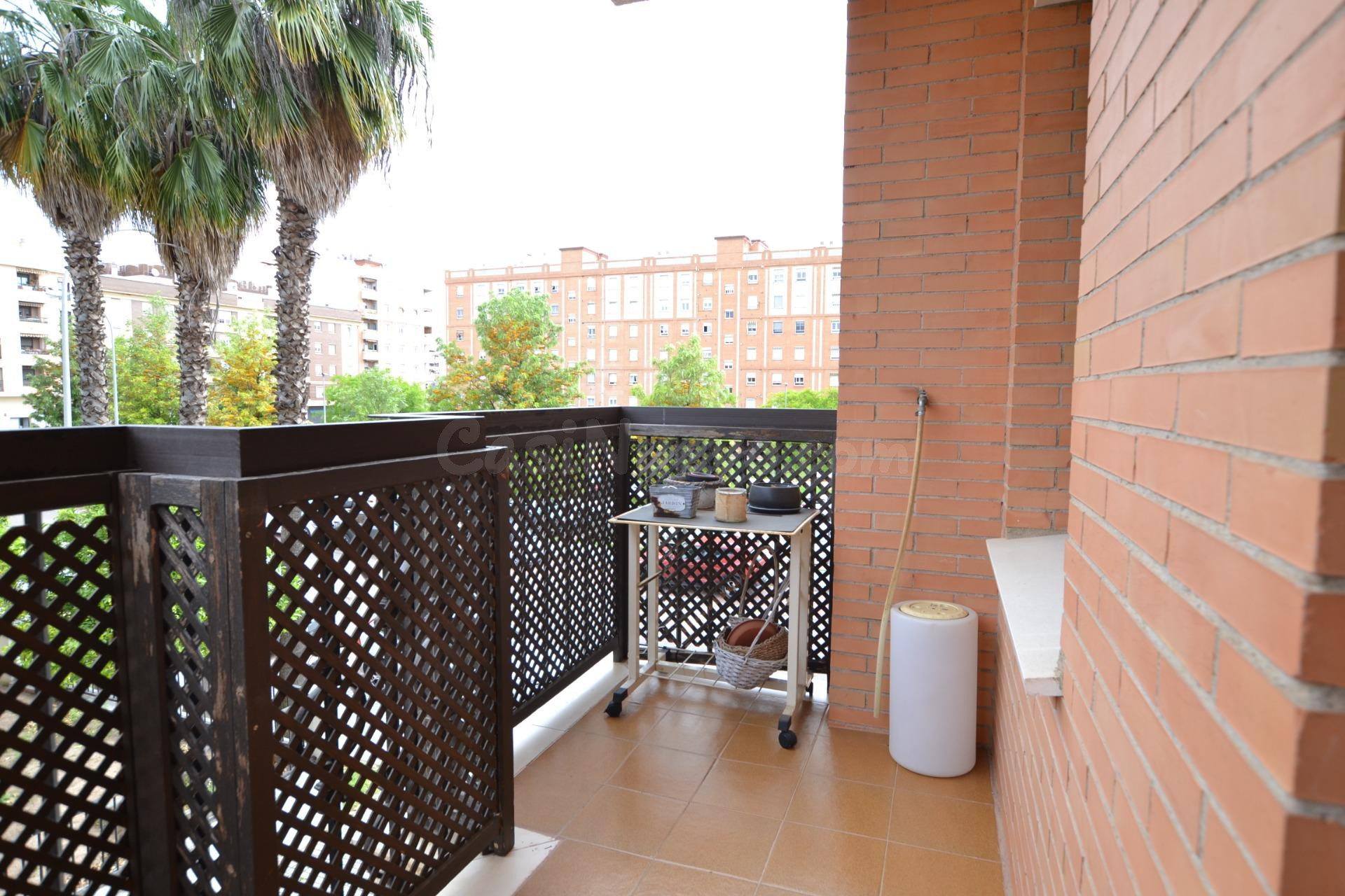 Espectacular piso de 5 habitaciones, garaje, terraza... junto Av. Aeropuerto y Vista Alegre!!!
