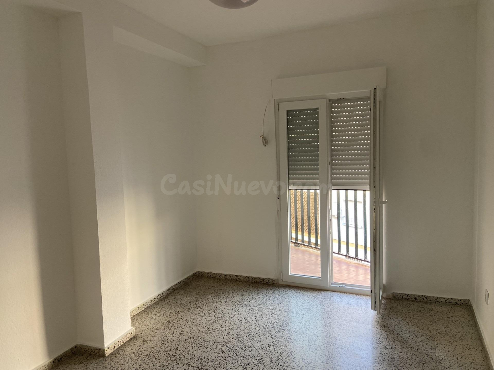 Piso en Avenida Almogávares. Tres dormitorios. Dos terrazas.