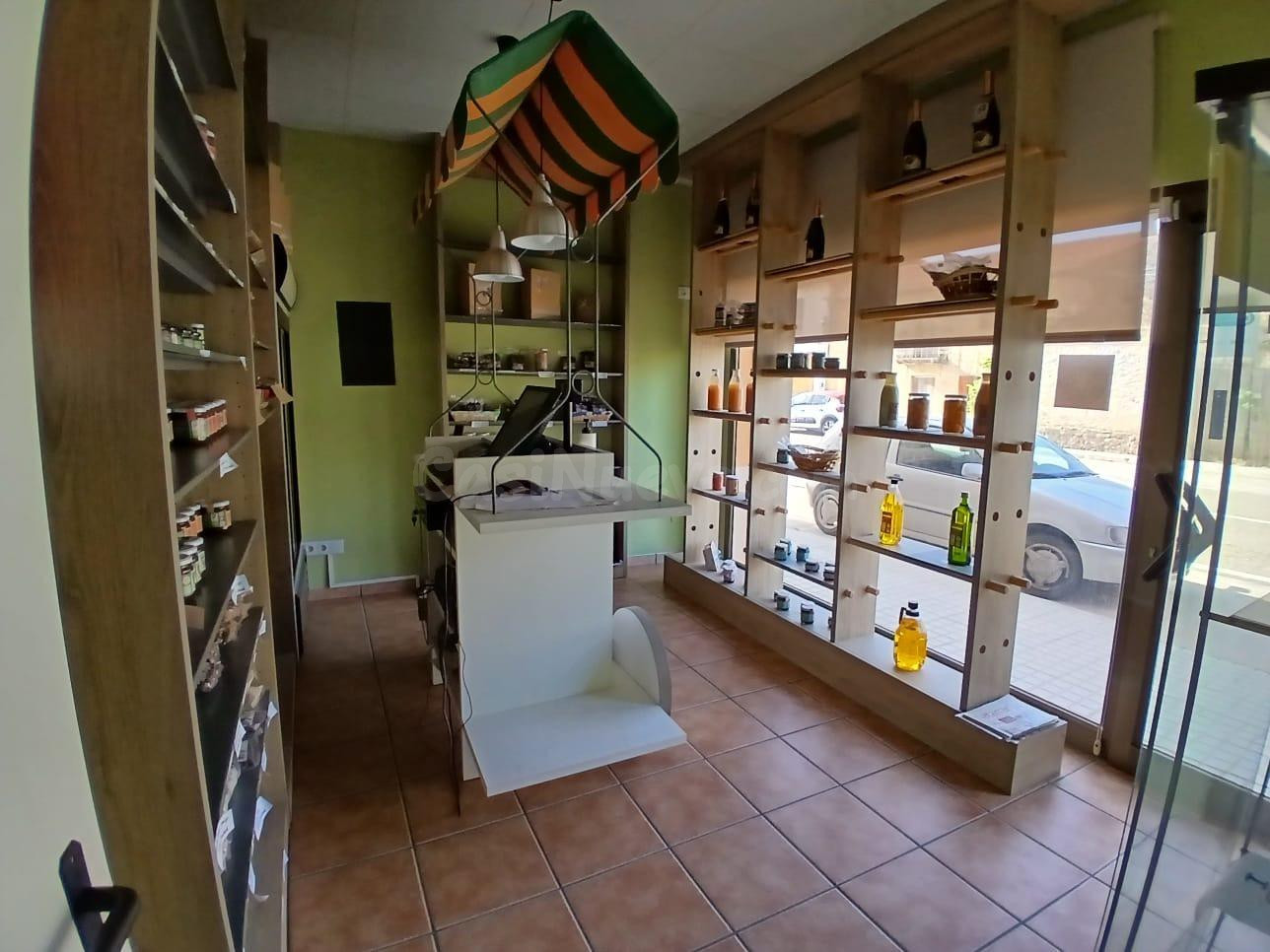 Local comercial y obrador en Valdeltormo - foto 4