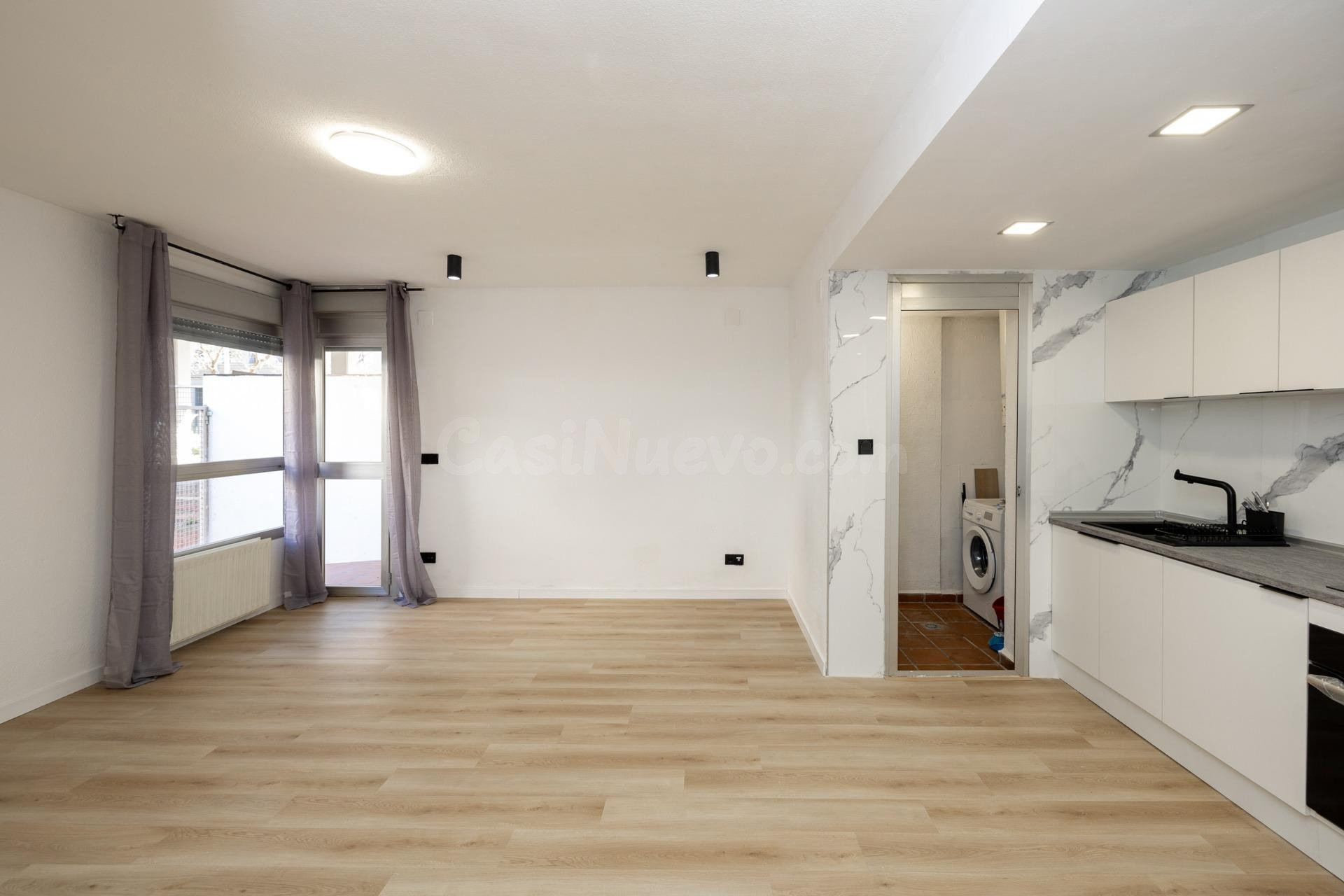 Piso de 82 m2 construidos, en planta baja con 3 dormitorios, 2 baños completos, salon con cocina abierta equipada con electrodomesticos. Plaza de garaje